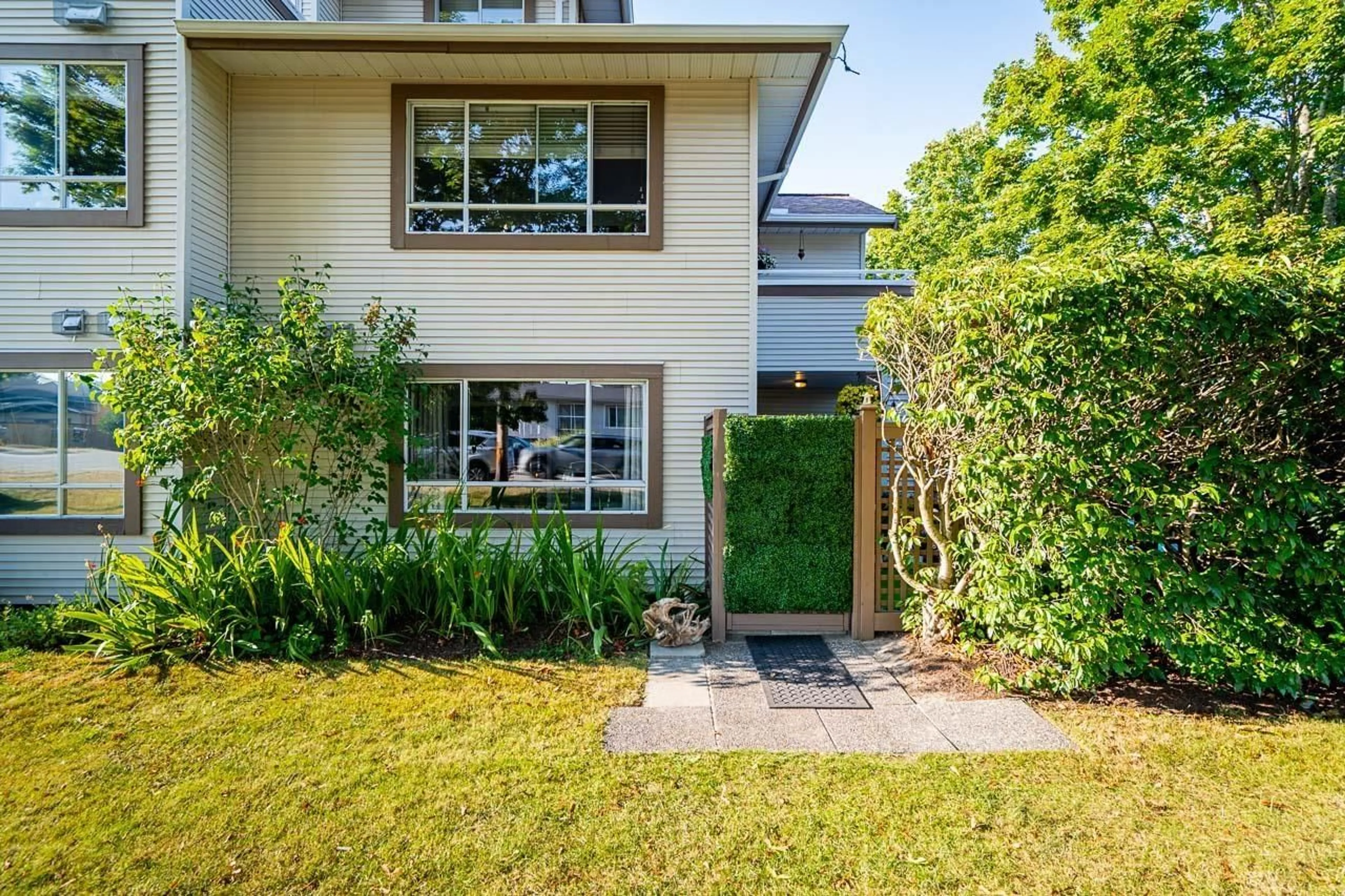 Patio, street for 104 - 15991 THRIFT AVENUE, White Rock British Columbia V4B2M9