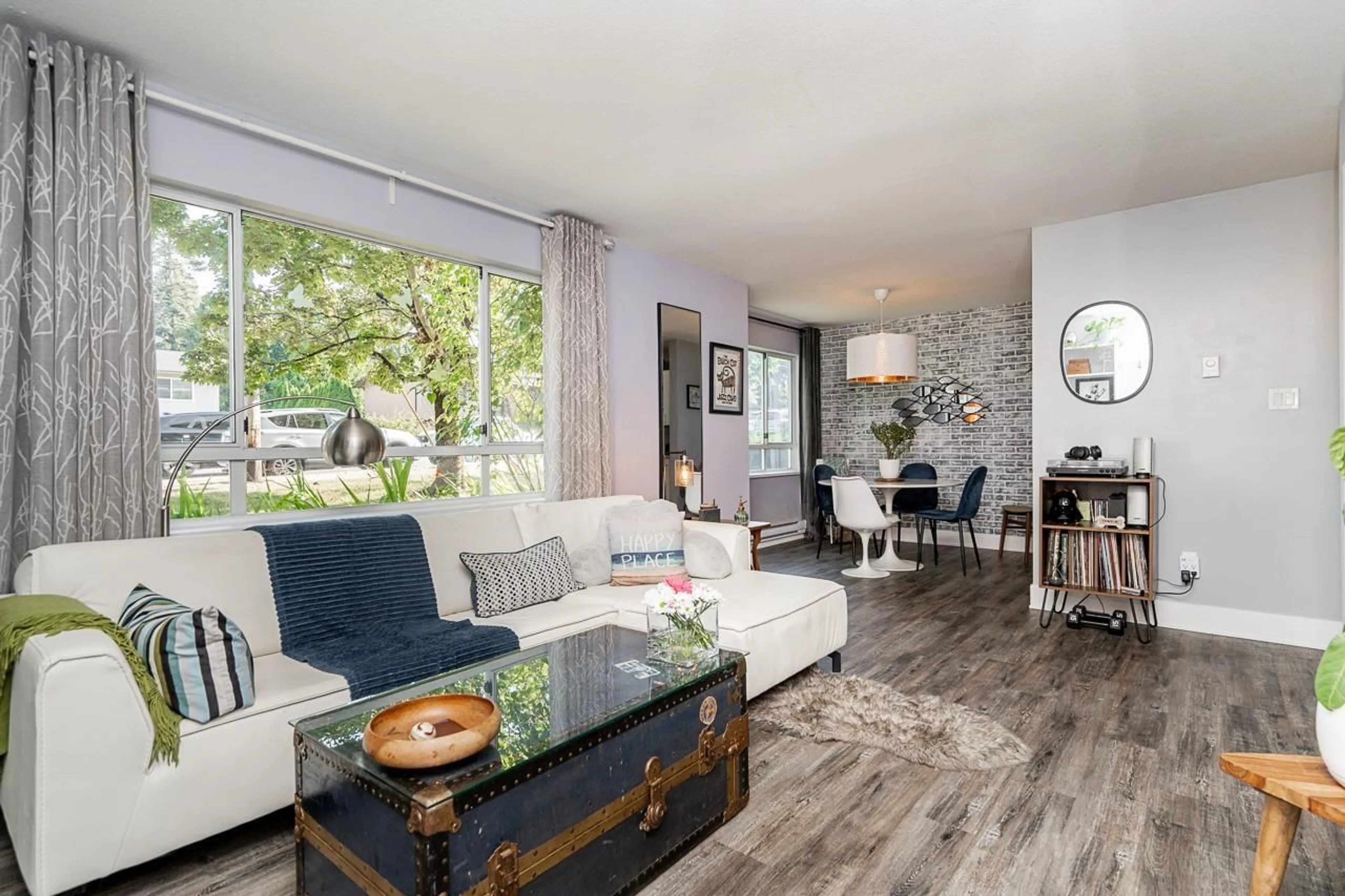 Living room with furniture, wood/laminate floor for 104 - 15991 THRIFT AVENUE, White Rock British Columbia V4B2M9