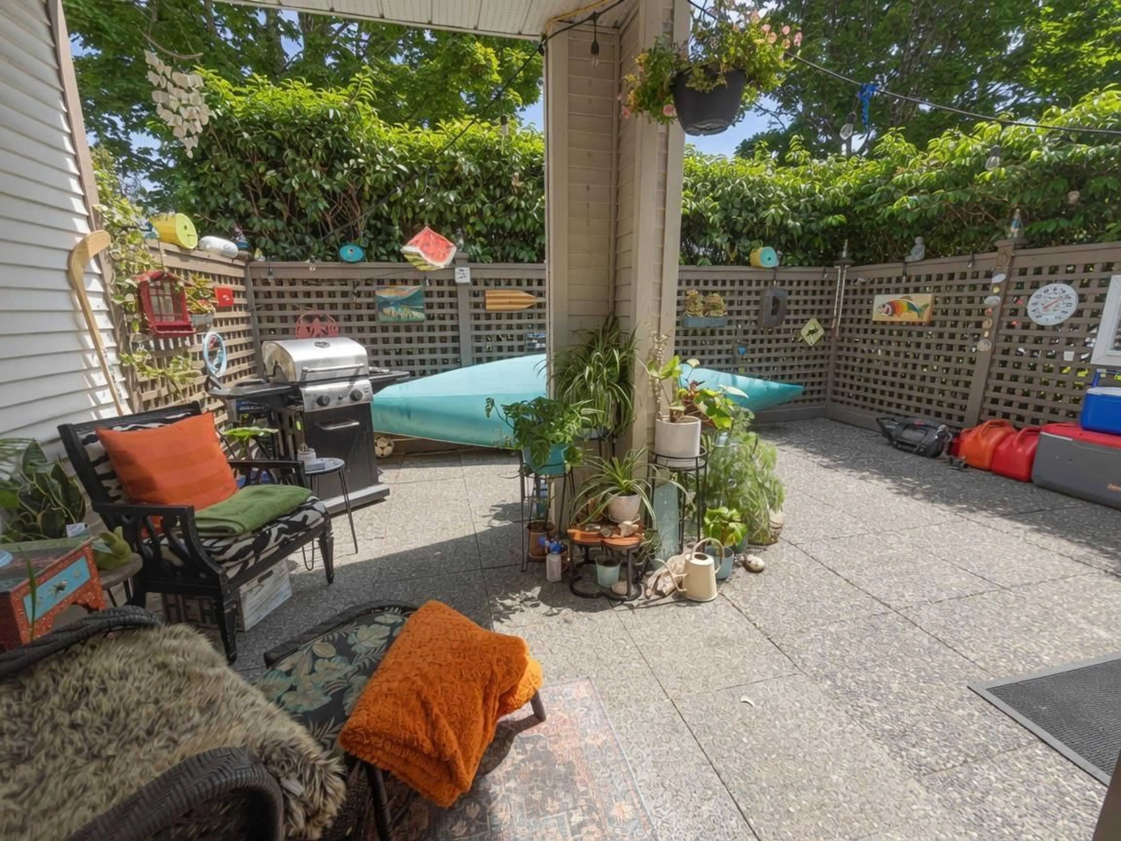 Patio, street for 104 - 15991 THRIFT AVENUE, White Rock British Columbia V4B2M9