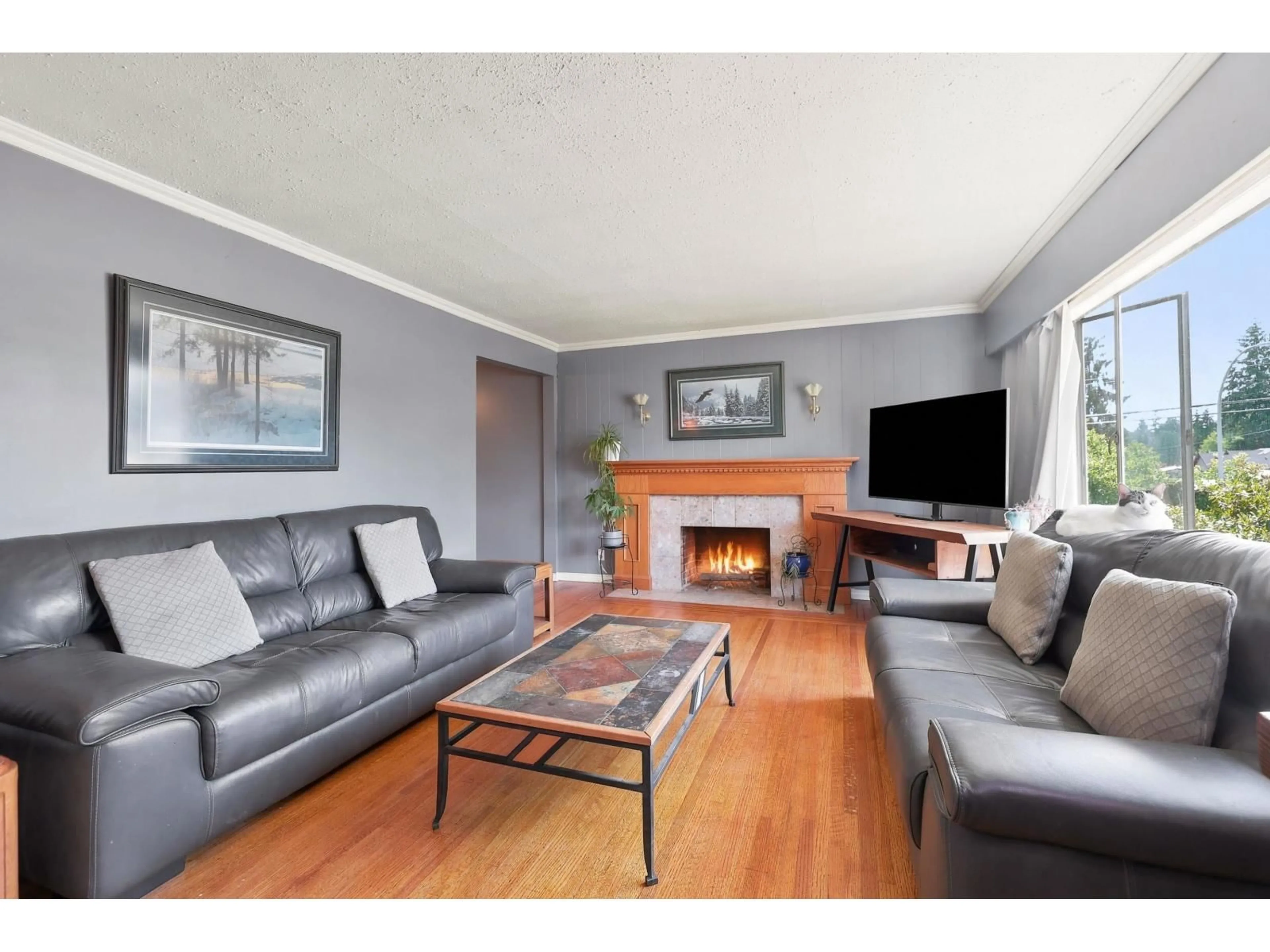 Living room with furniture, wood/laminate floor for 10014 127B STREET, Surrey British Columbia V3V5M3