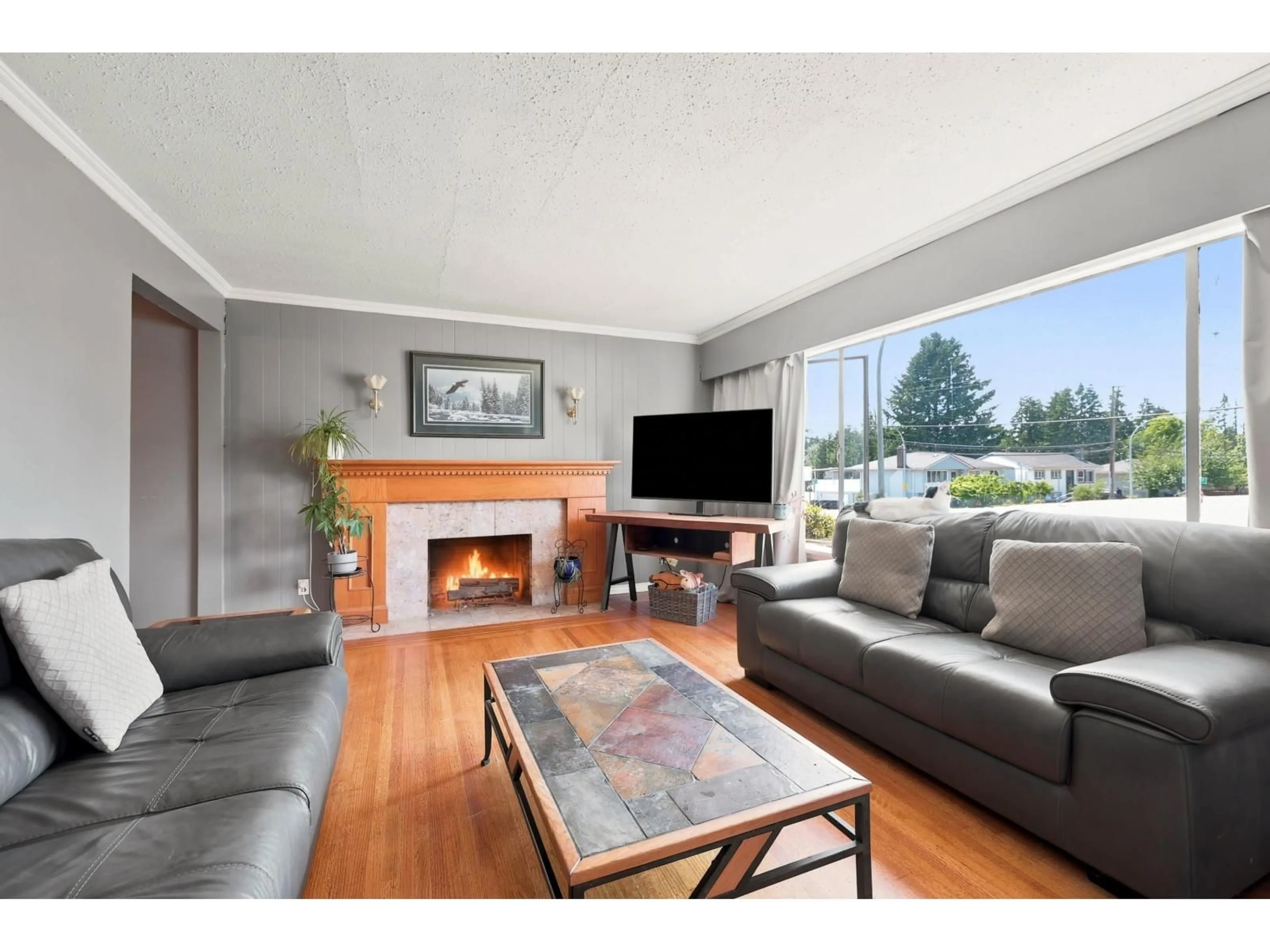 Living room with furniture, wood/laminate floor for 10014 127B STREET, Surrey British Columbia V3V5M3