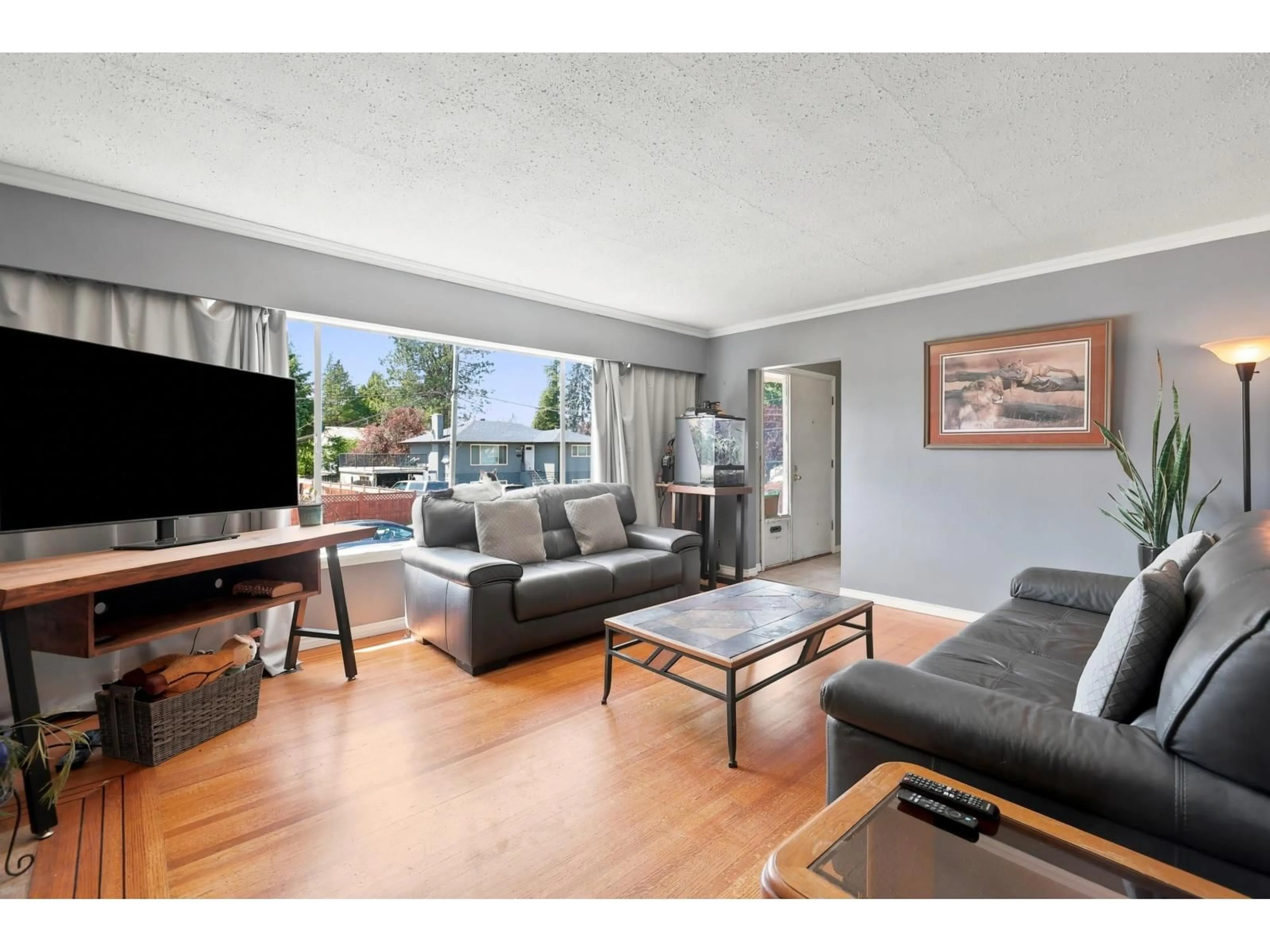 Living room with furniture, wood/laminate floor for 10014 127B STREET, Surrey British Columbia V3V5M3