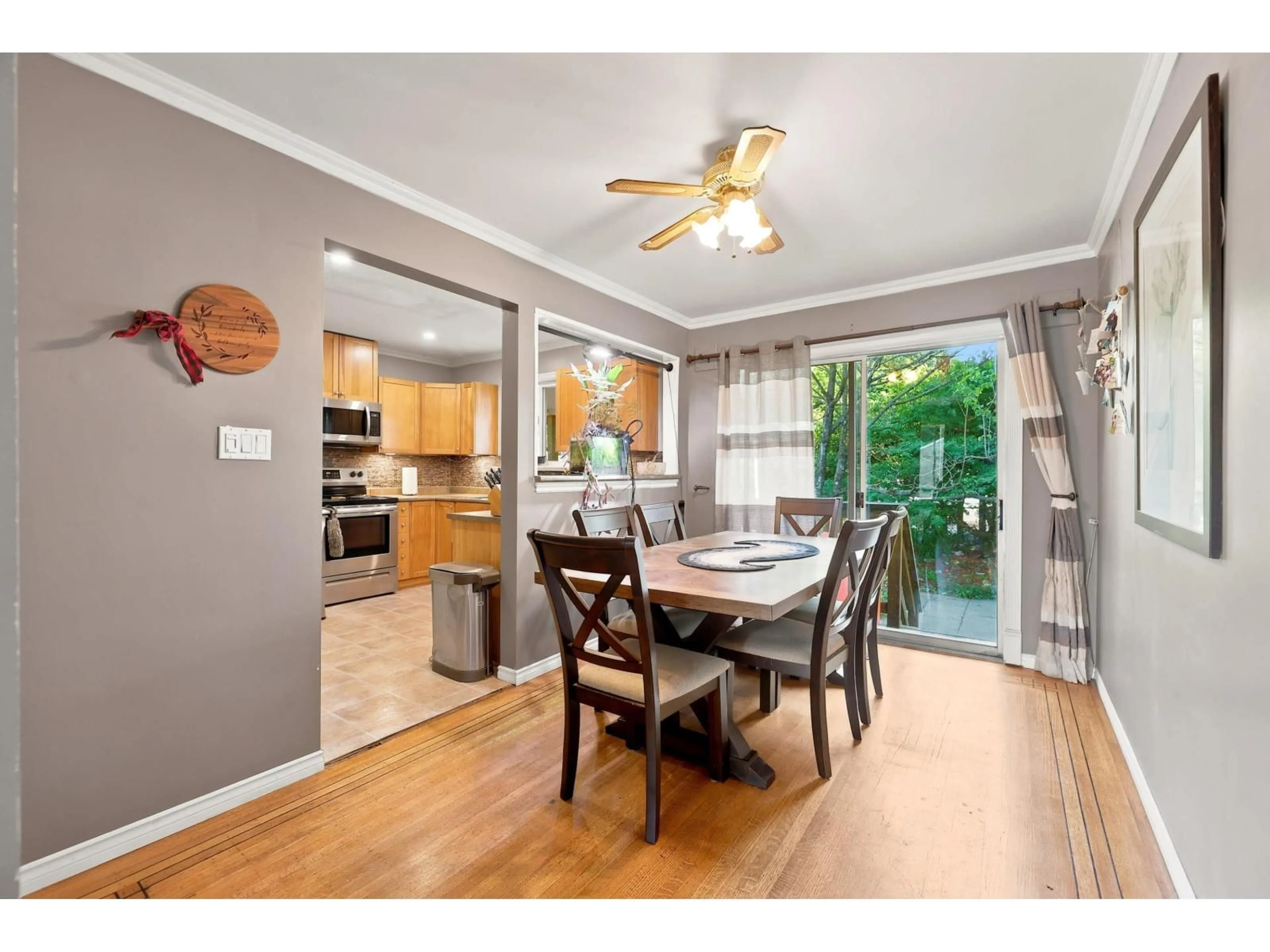 Open concept kitchen, wood/laminate floor for 10014 127B STREET, Surrey British Columbia V3V5M3