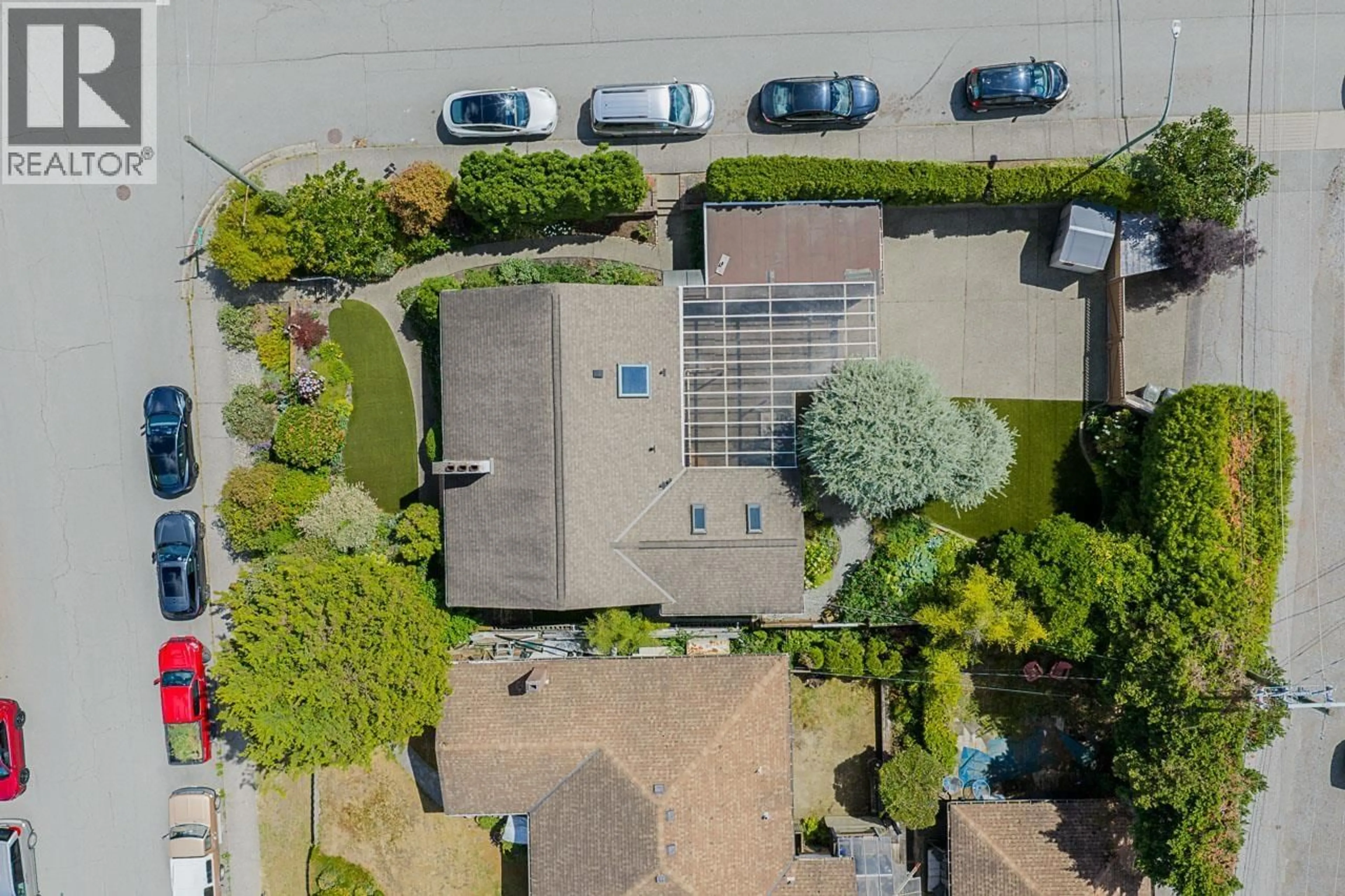 A pic from outside/outdoor area/front of a property/back of a property/a pic from drone, street for 3896 ELMWOOD STREET, Burnaby British Columbia V5G1S1