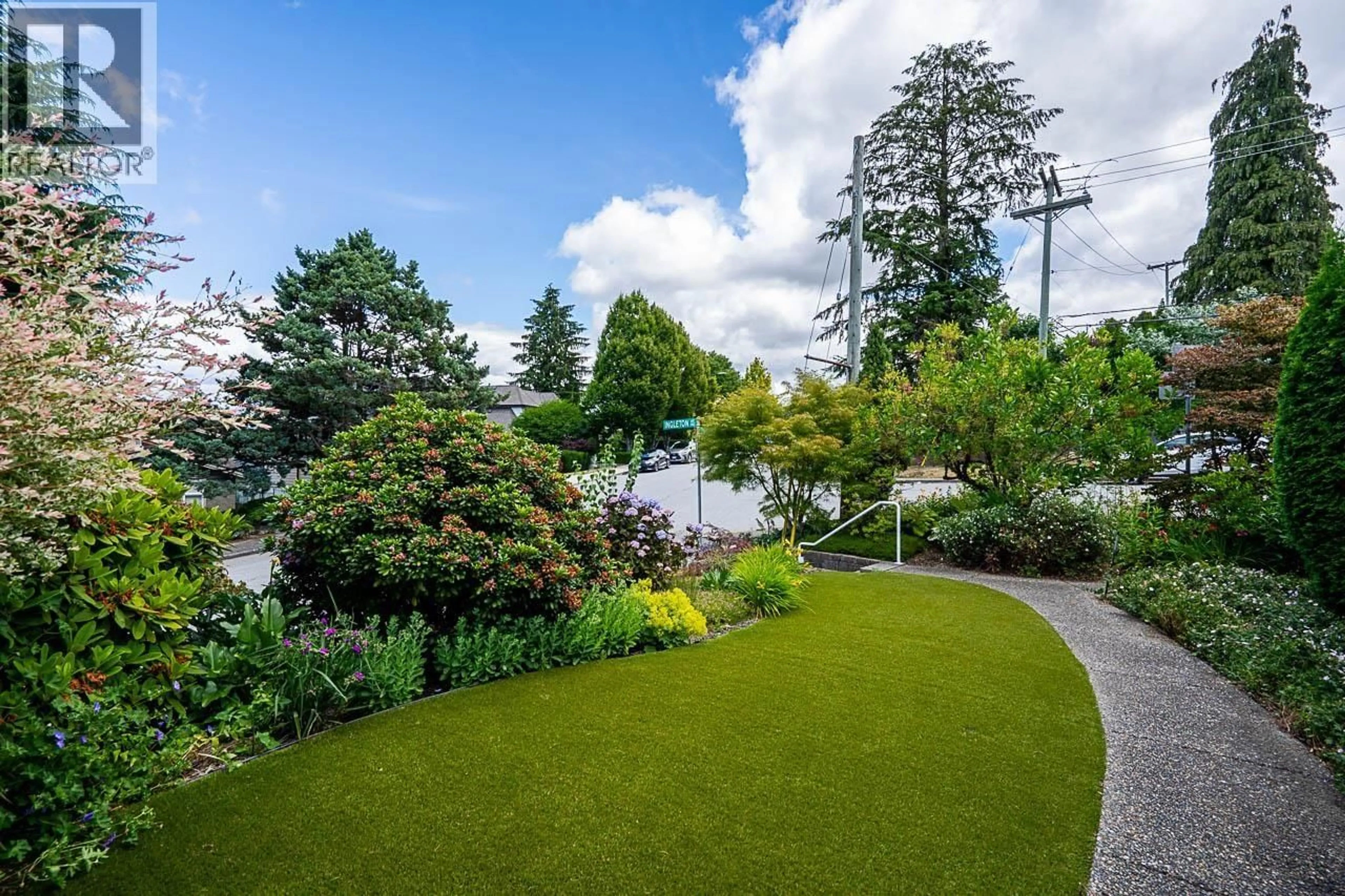 A pic from outside/outdoor area/front of a property/back of a property/a pic from drone, unknown for 3896 ELMWOOD STREET, Burnaby British Columbia V5G1S1