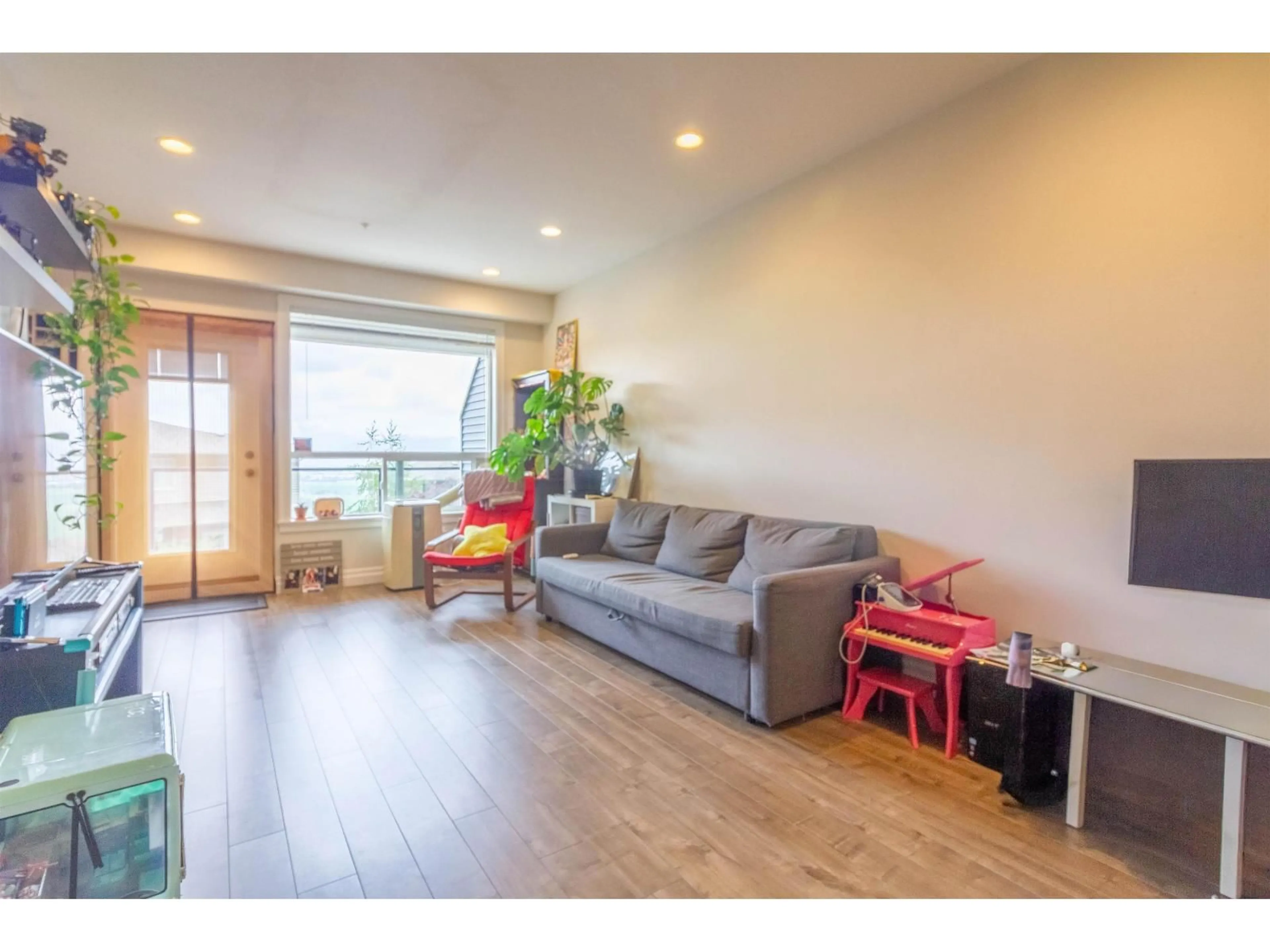 Living room with furniture, wood/laminate floor for 86 - 6026 LINDEMAN STREET, Chilliwack British Columbia V2R0W1