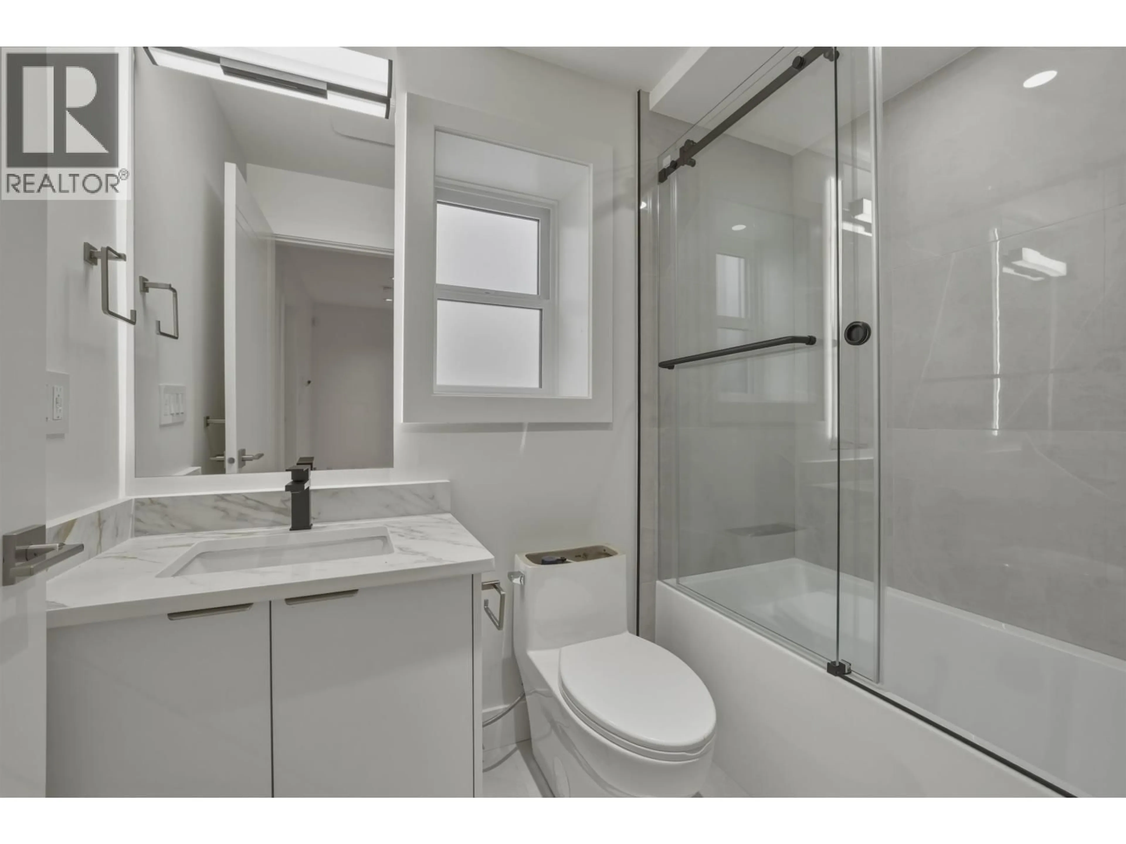 Standard bathroom, ceramic/tile floor for 3118 42ND AVENUE, Vancouver British Columbia V6N3H2
