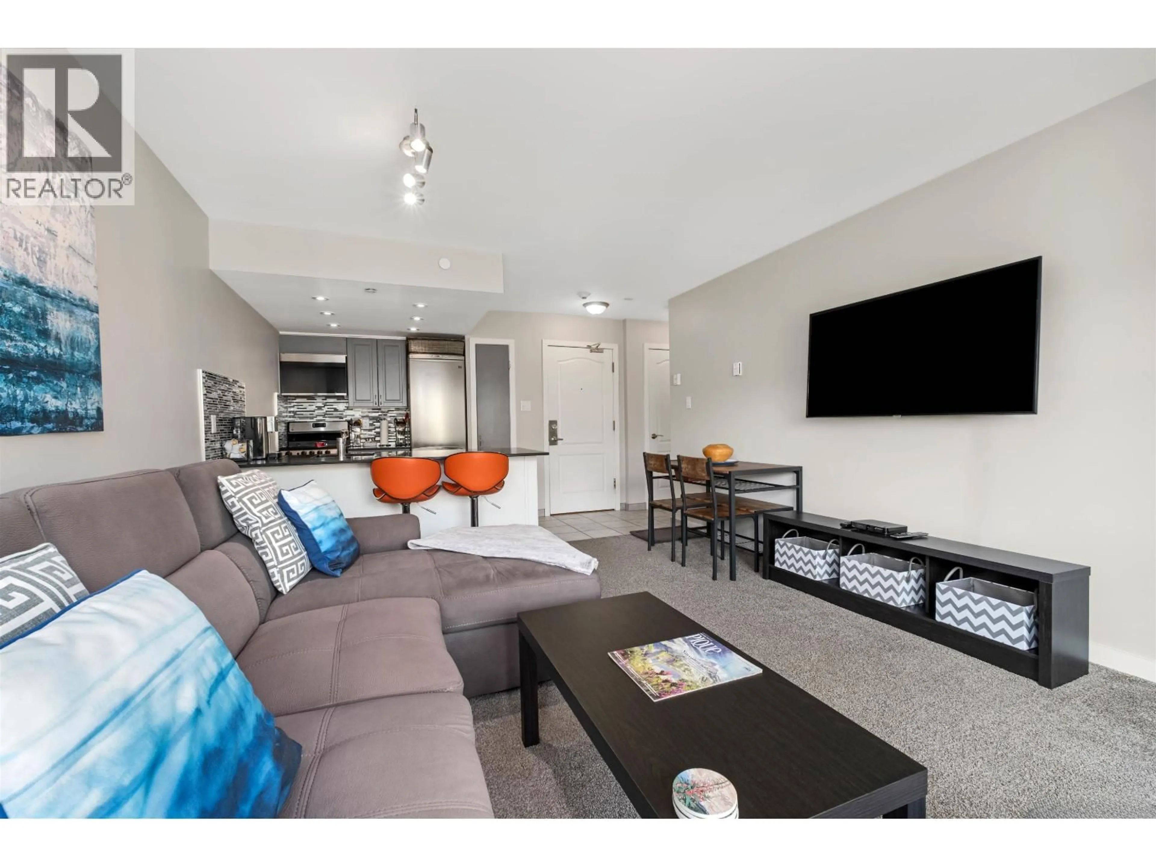 Living room with furniture, unknown for 613 - 4809 SPEARHEAD DRIVE, Whistler British Columbia V8E1E7