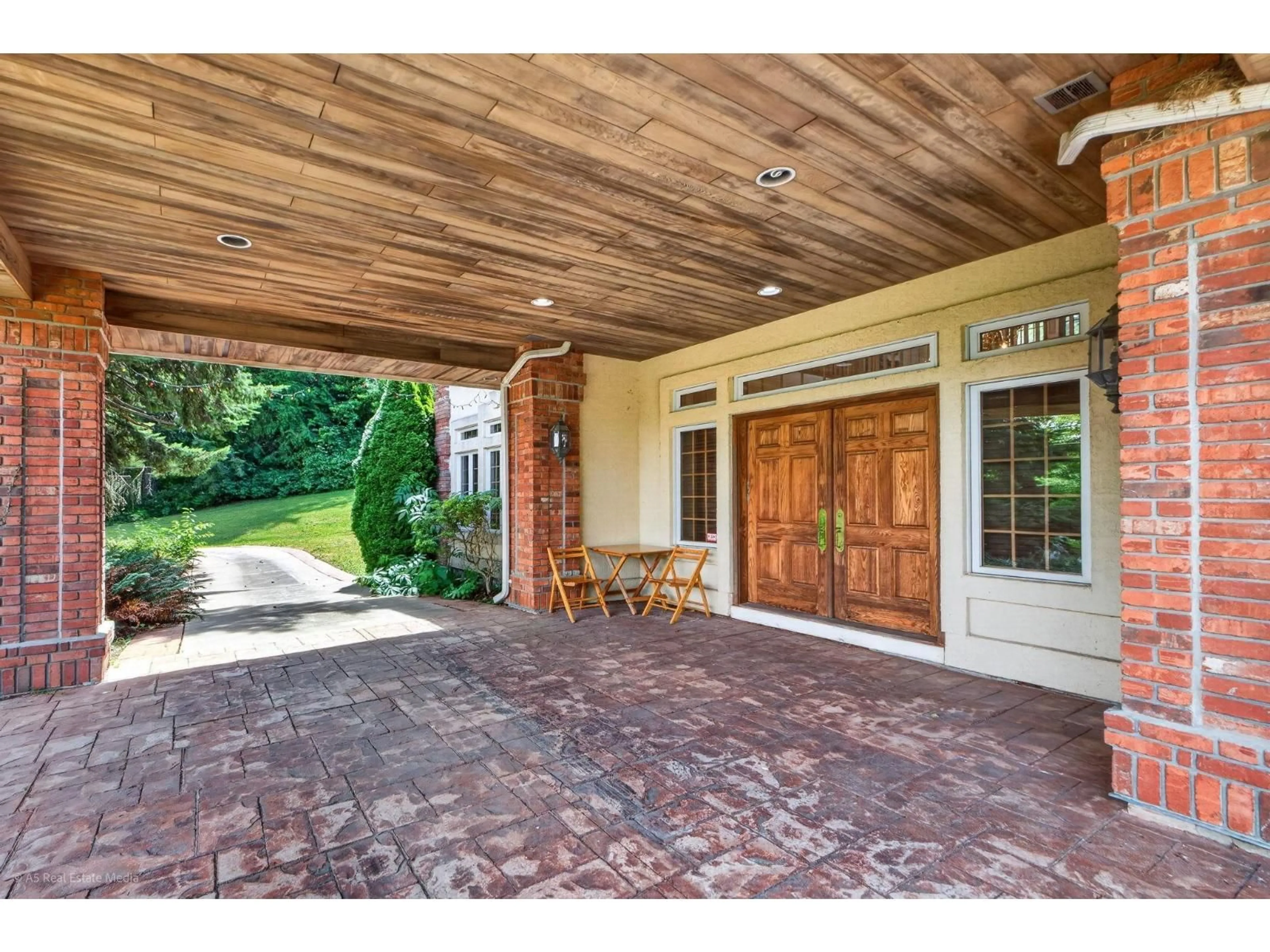 Indoor entryway for 14078 31A AVENUE, Surrey British Columbia V4P2J4
