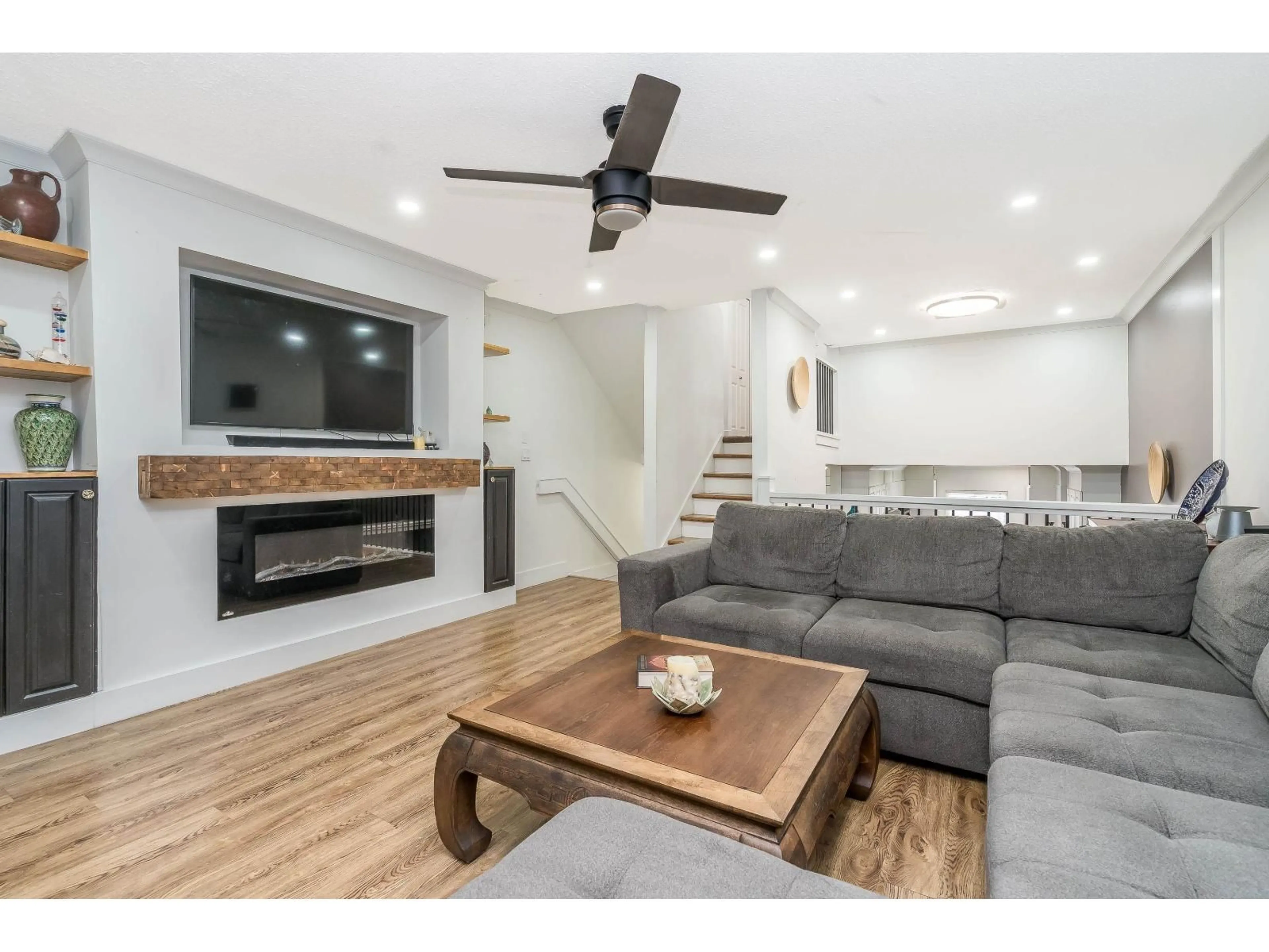 Living room with furniture, wood/laminate floor for 17 - 33293 BOURQUIN CRESCENT EAST, Abbotsford British Columbia V2S1Y2