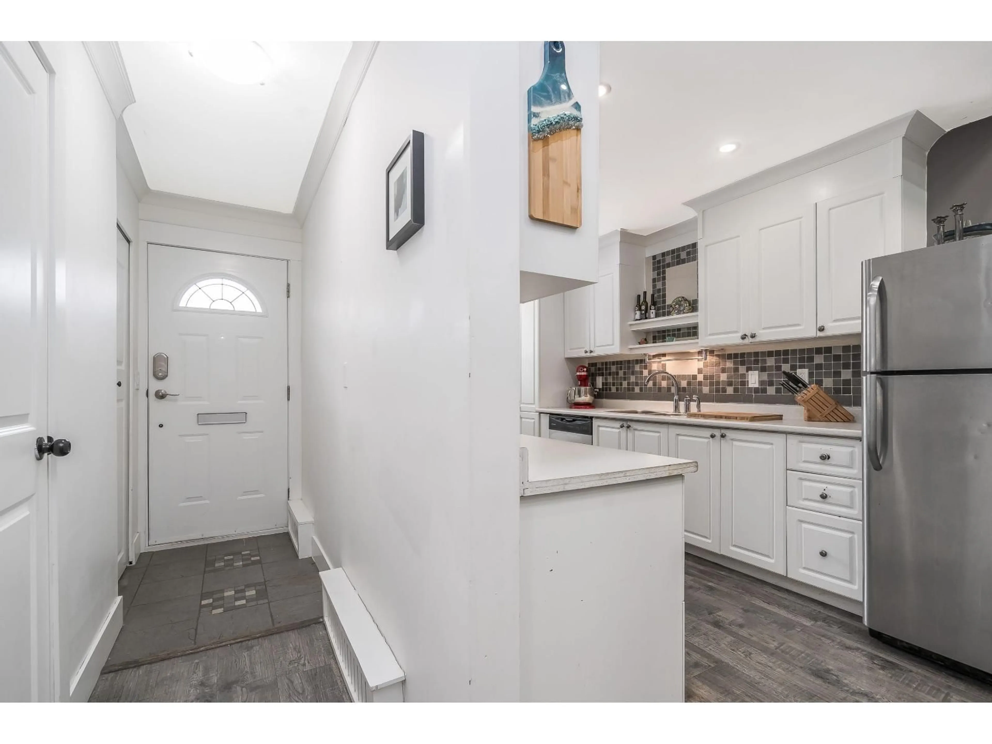Open concept kitchen, ceramic/tile floor for 17 - 33293 BOURQUIN CRESCENT EAST, Abbotsford British Columbia V2S1Y2