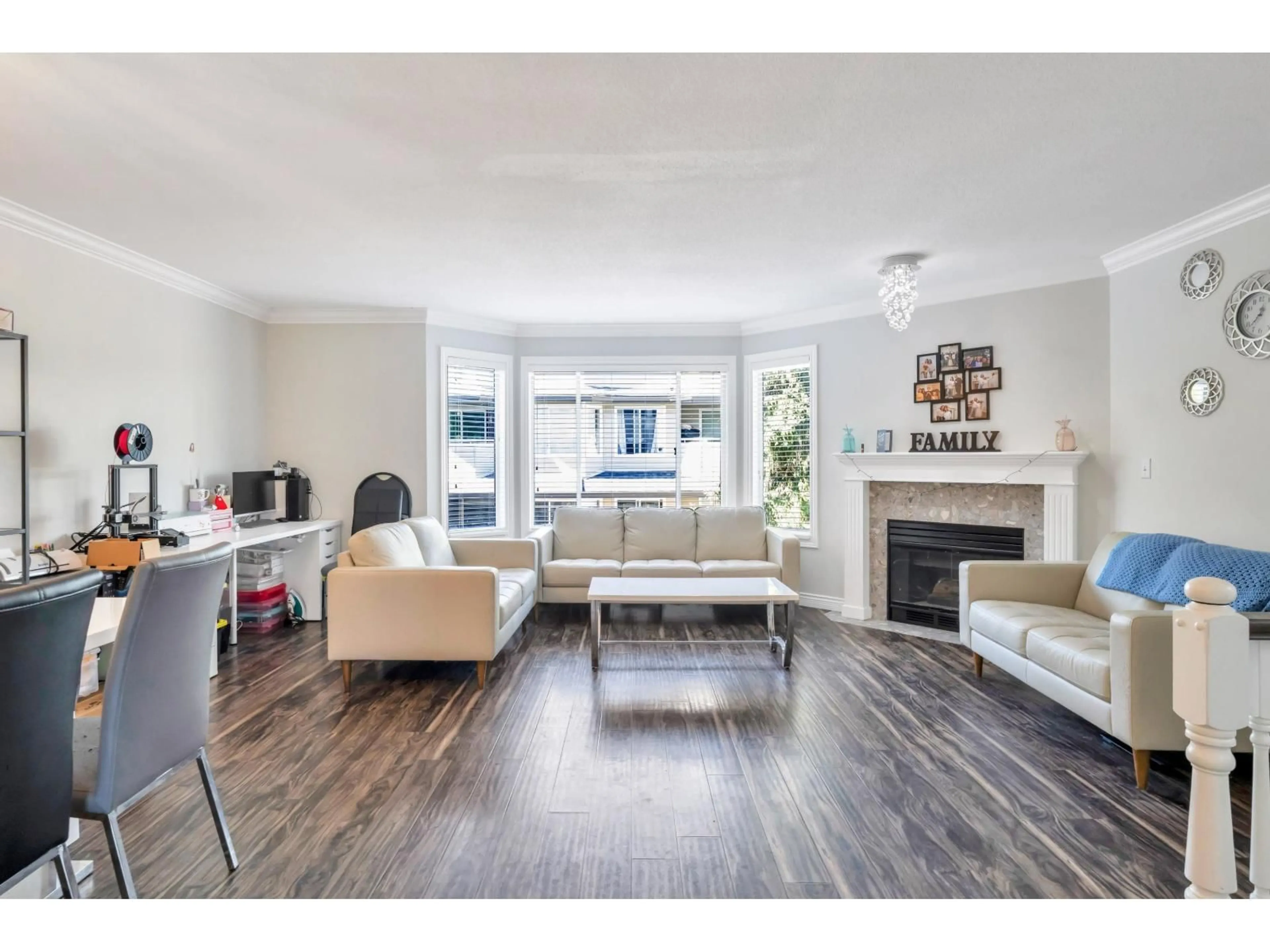 Living room with furniture, wood/laminate floor for 97 - 7955 122 STREET, Surrey British Columbia V3W4T4
