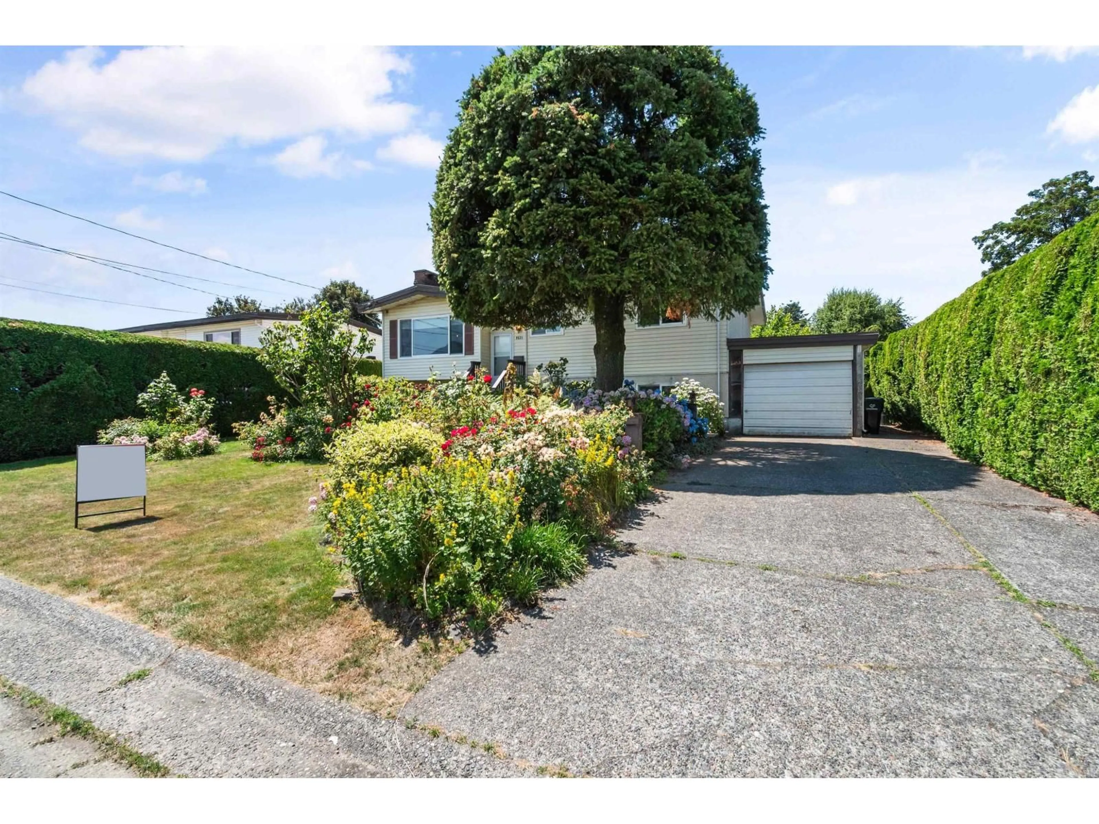 A pic from outside/outdoor area/front of a property/back of a property/a pic from drone, street for 9521 PAULA CRESCENT, Chilliwack British Columbia V2P6H1