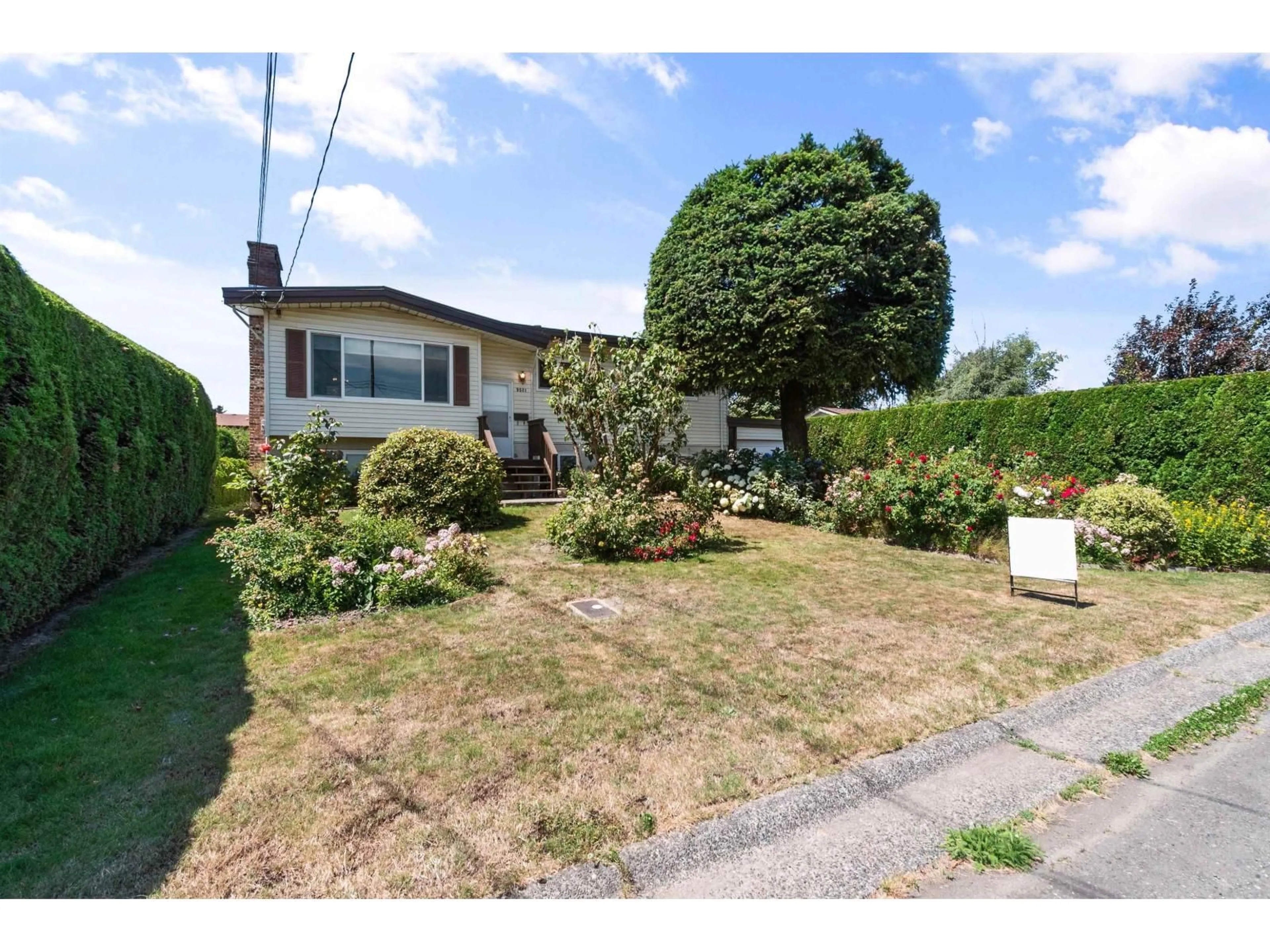 A pic from outside/outdoor area/front of a property/back of a property/a pic from drone, street for 9521 PAULA CRESCENT, Chilliwack British Columbia V2P6H1