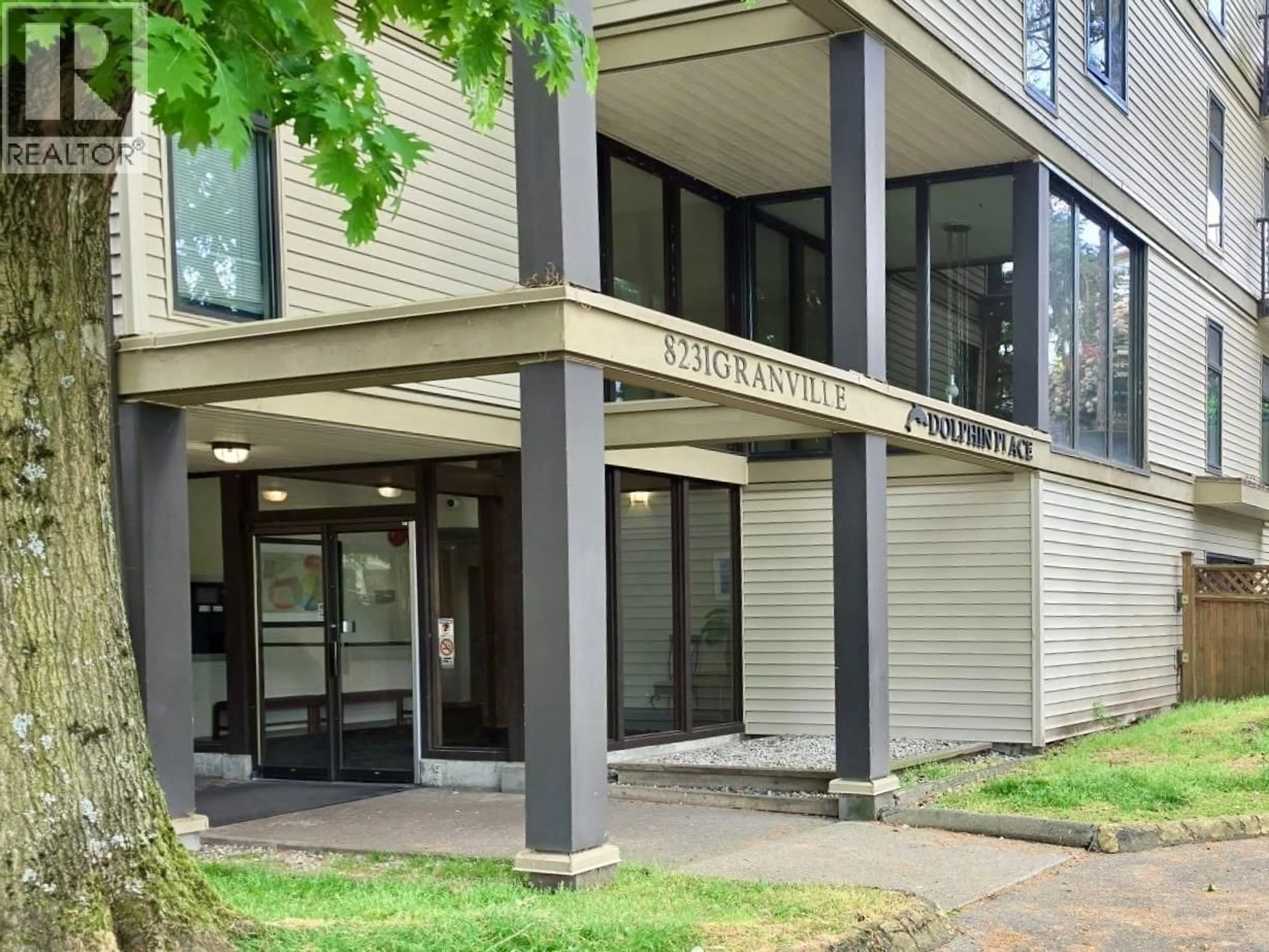 Indoor foyer for 220 - 8231 GRANVILLE AVENUE, Richmond British Columbia V6Y3A4
