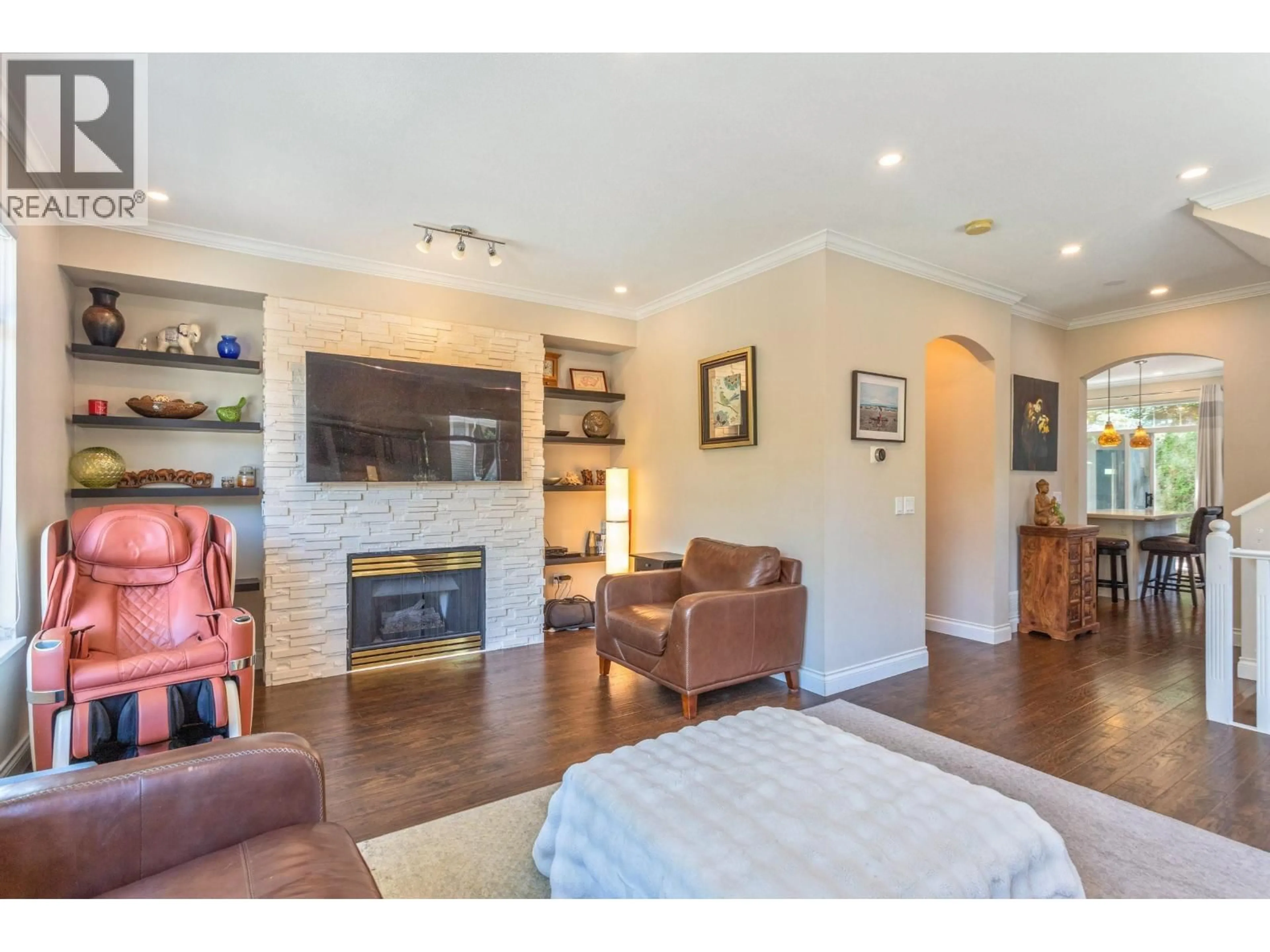 Living room with furniture, wood/laminate floor for 19 - 5240 OAKMOUNT CRESCENT, Burnaby British Columbia V5H4S1