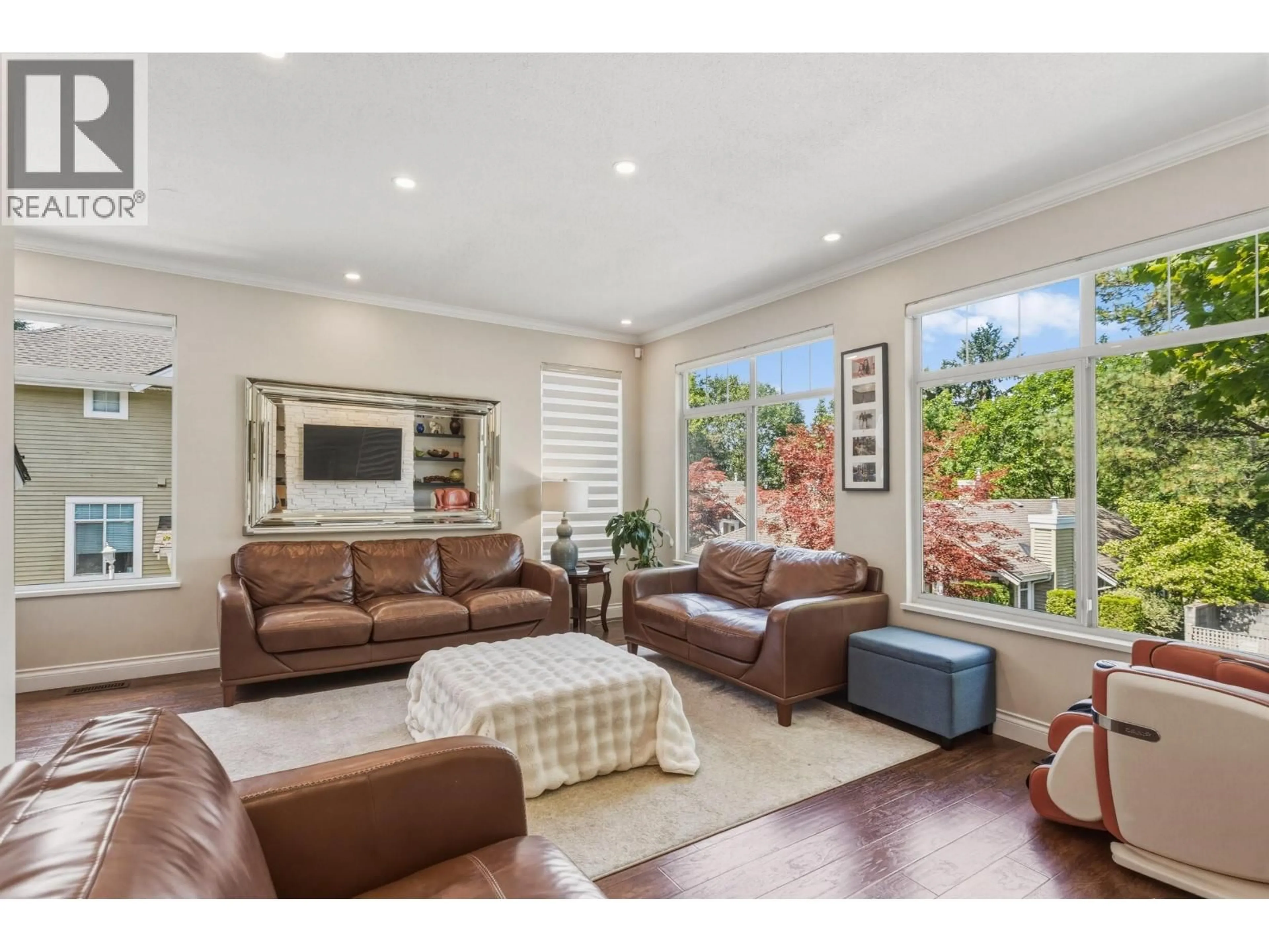 Living room with furniture, unknown for 19 - 5240 OAKMOUNT CRESCENT, Burnaby British Columbia V5H4S1