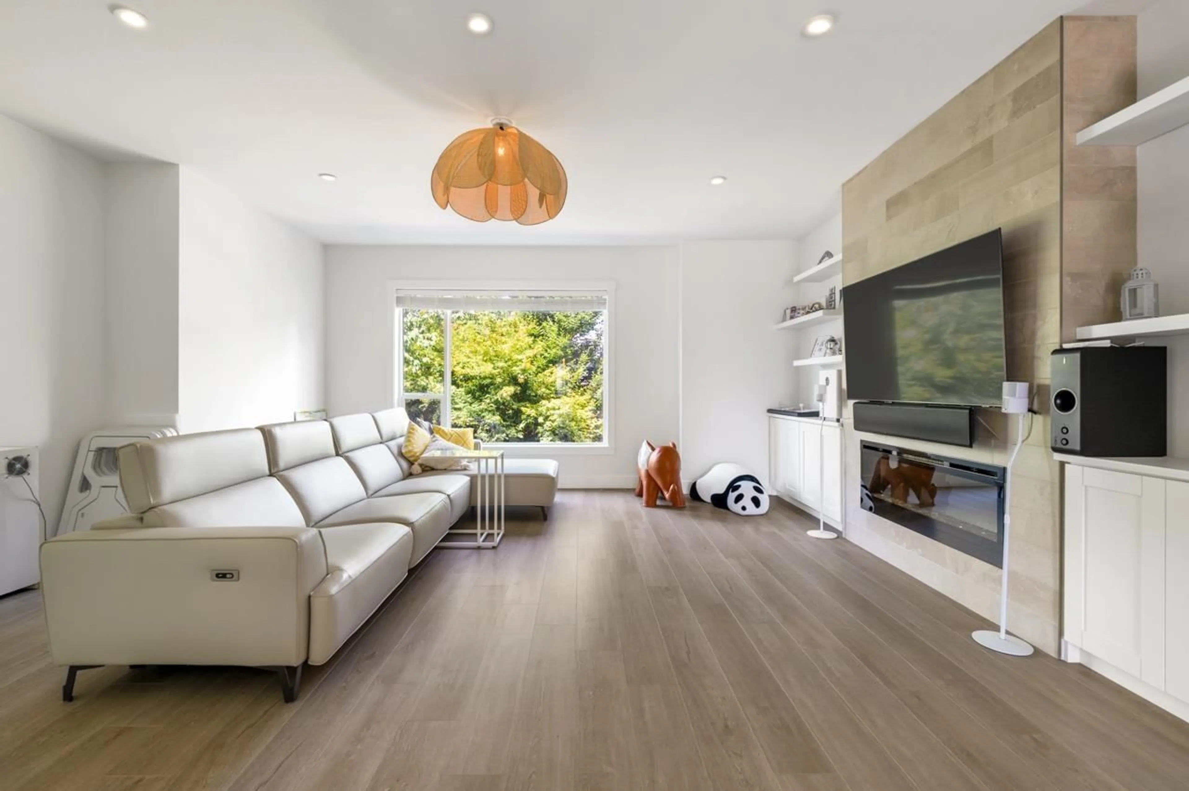 Living room with furniture, wood/laminate floor for 228 - 2277 OAK MEADOWS DRIVE, Surrey British Columbia V3Z0W6