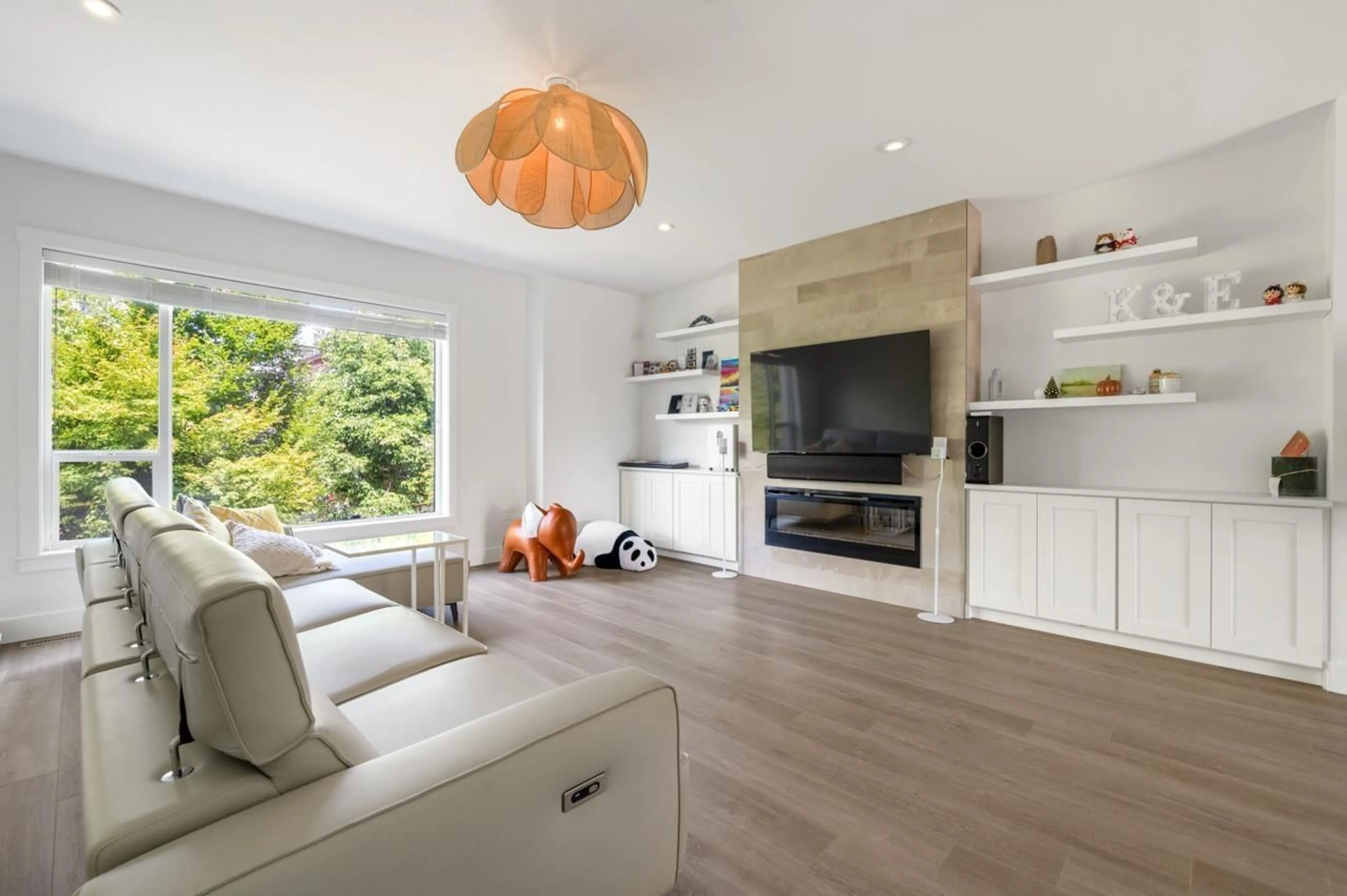 Living room with furniture, wood/laminate floor for 228 - 2277 OAK MEADOWS DRIVE, Surrey British Columbia V3Z0W6