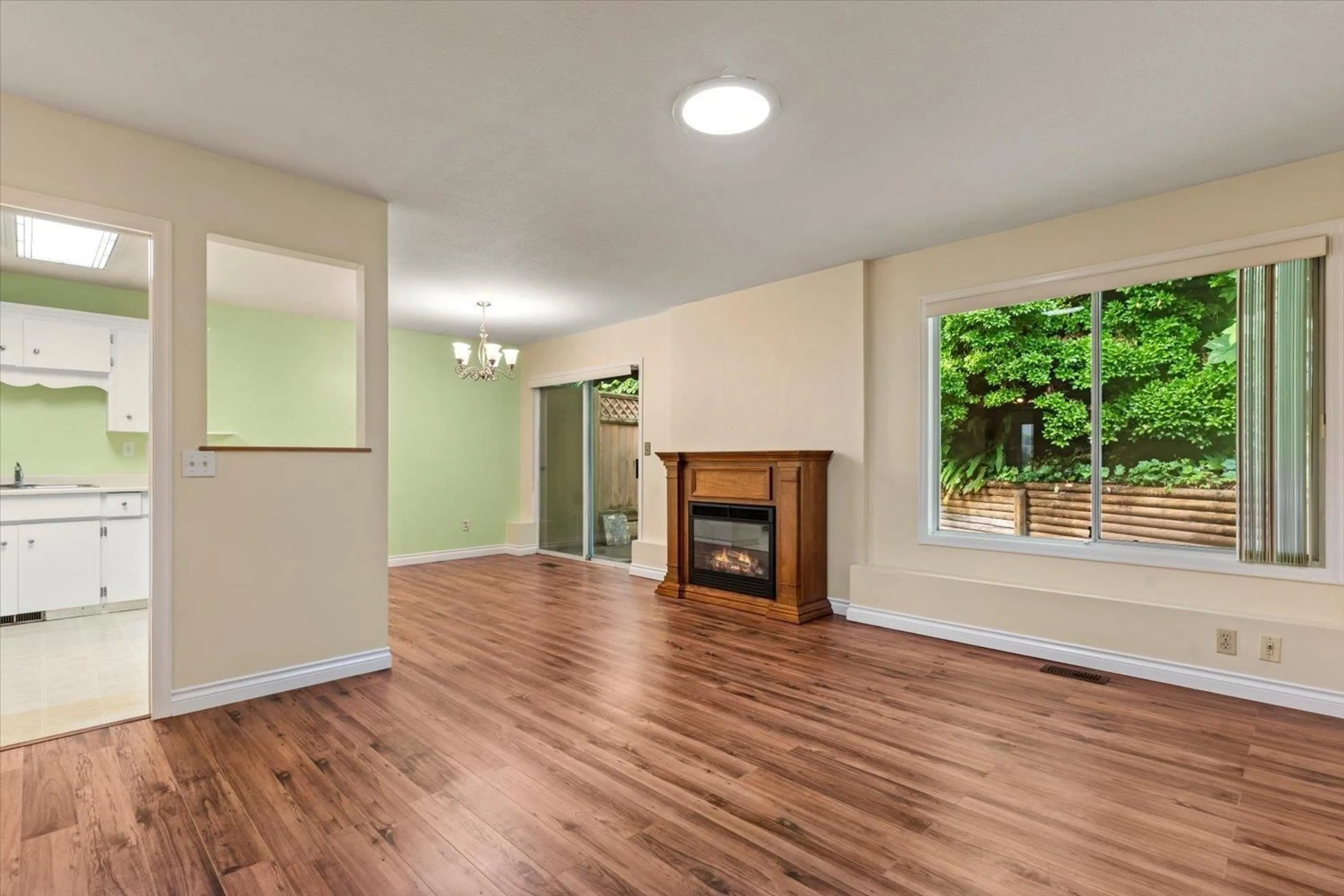 Living room with furniture, wood/laminate floor for 19 - 3350 ELMWOOD DRIVE, Abbotsford British Columbia V2S6B2
