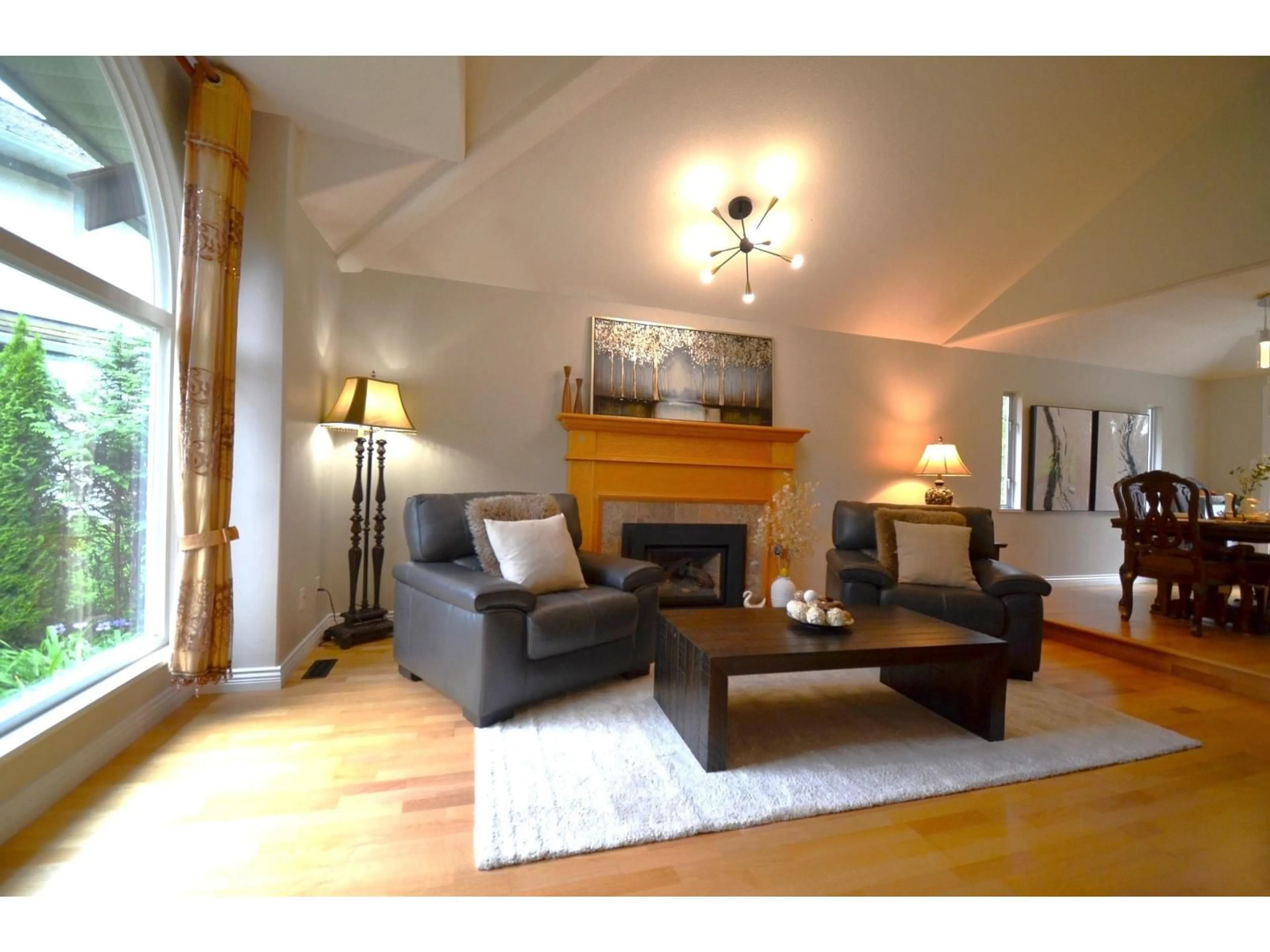 Living room with furniture, wood/laminate floor for 20530 96B AVENUE, Langley British Columbia V1M2H4