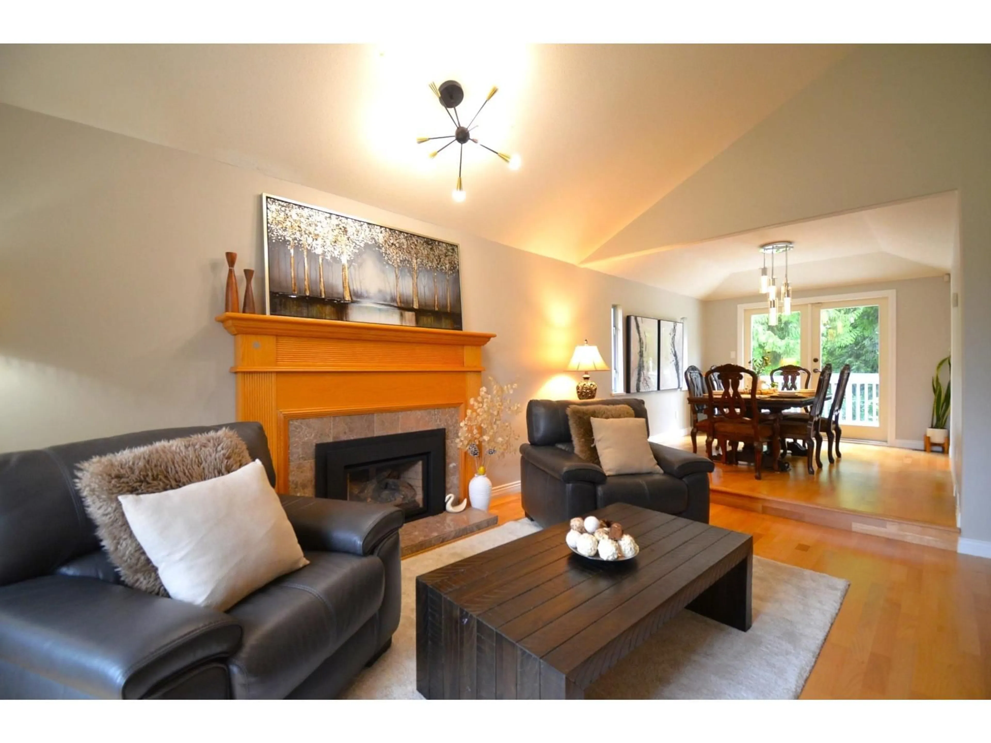 Living room with furniture, wood/laminate floor for 20530 96B AVENUE, Langley British Columbia V1M2H4