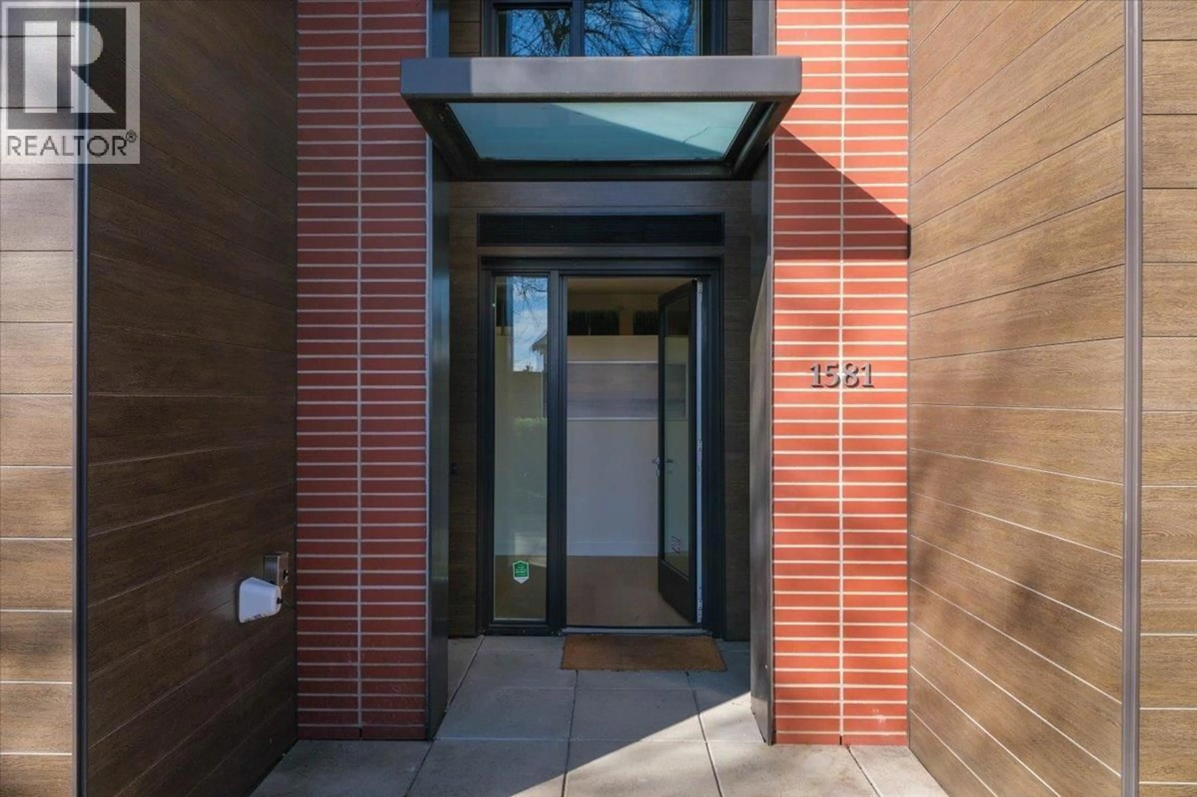 Indoor foyer for 1581 57TH AVENUE, Vancouver British Columbia V6P0H7
