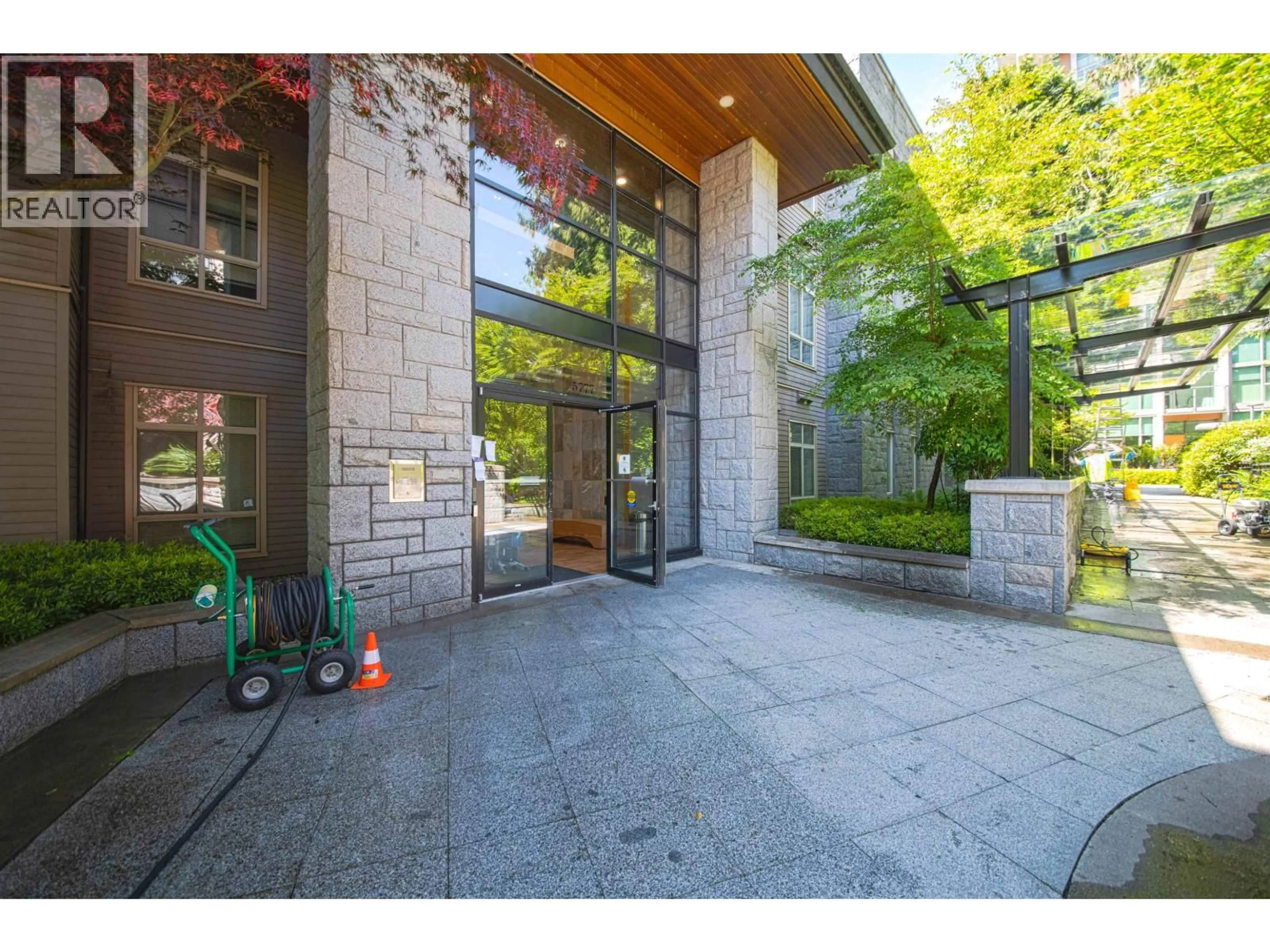 Indoor foyer for 225 - 5777 BIRNEY AVENUE, Vancouver British Columbia V6S0A4
