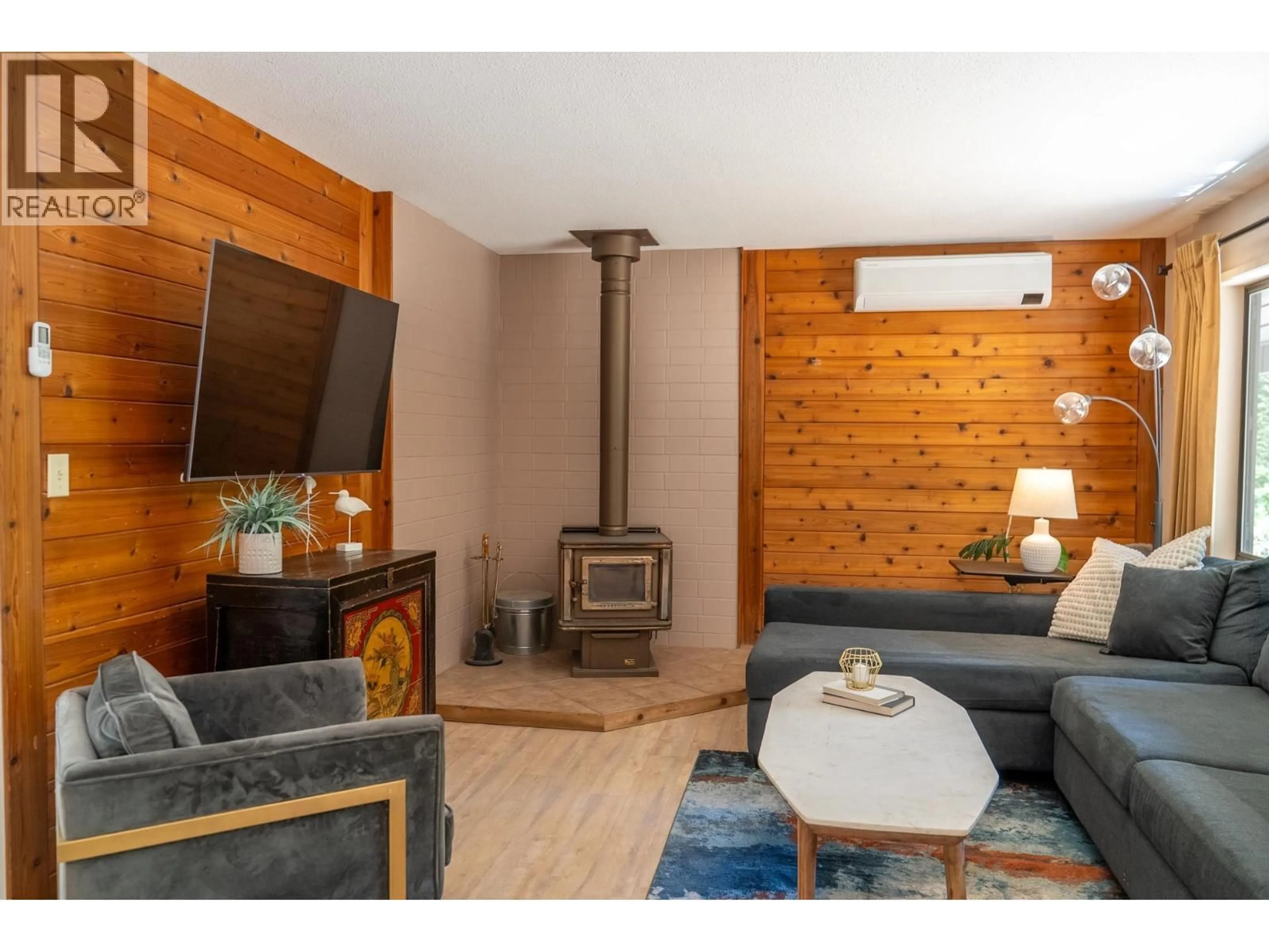 Living room with furniture, wood/laminate floor for 4746 BOSUN WAY, Pender Island British Columbia V0N2M0