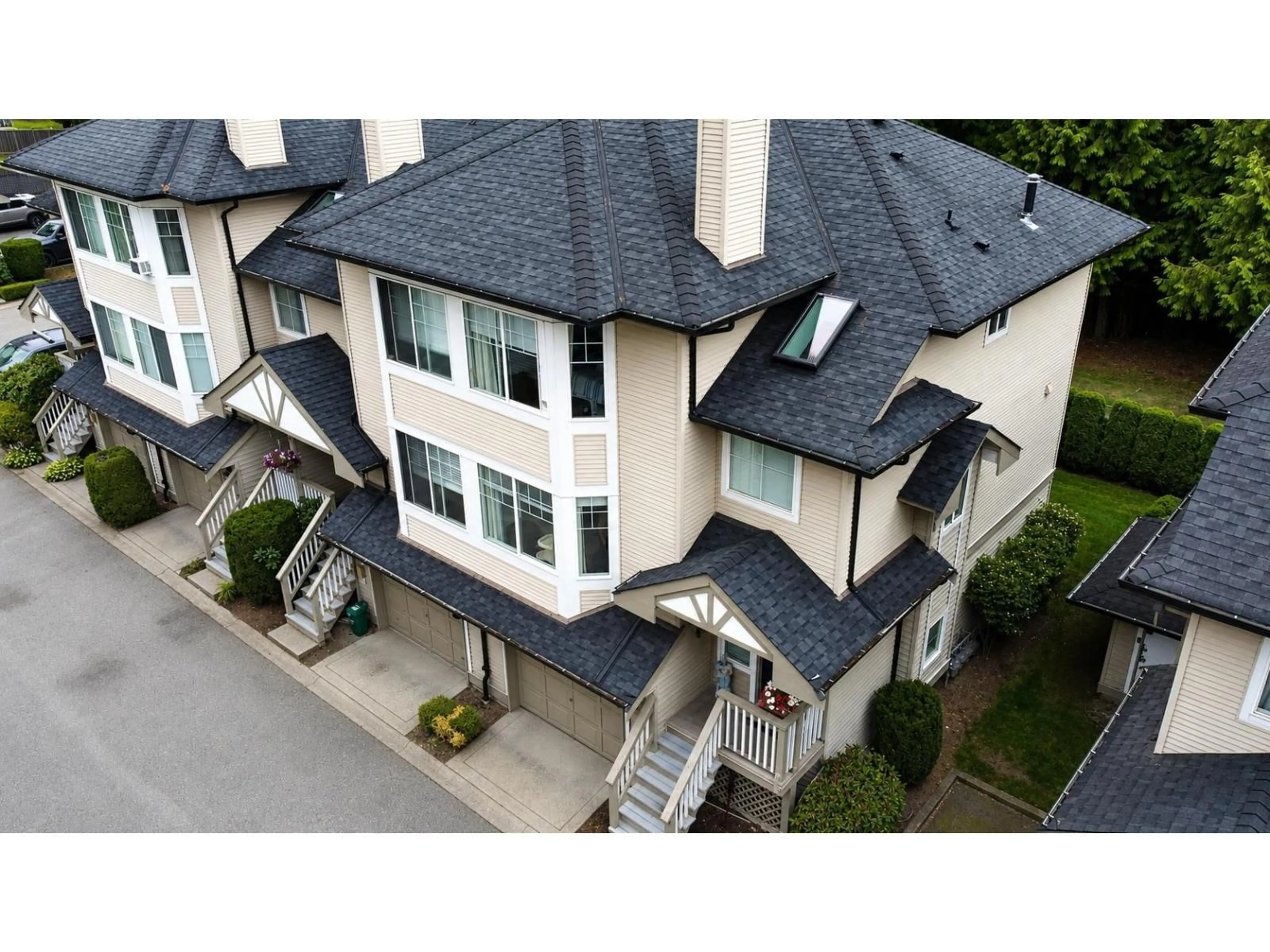 A pic from outside/outdoor area/front of a property/back of a property/a pic from drone, building for 27 - 7640 BLOTT STREET, Mission British Columbia V2V3K3