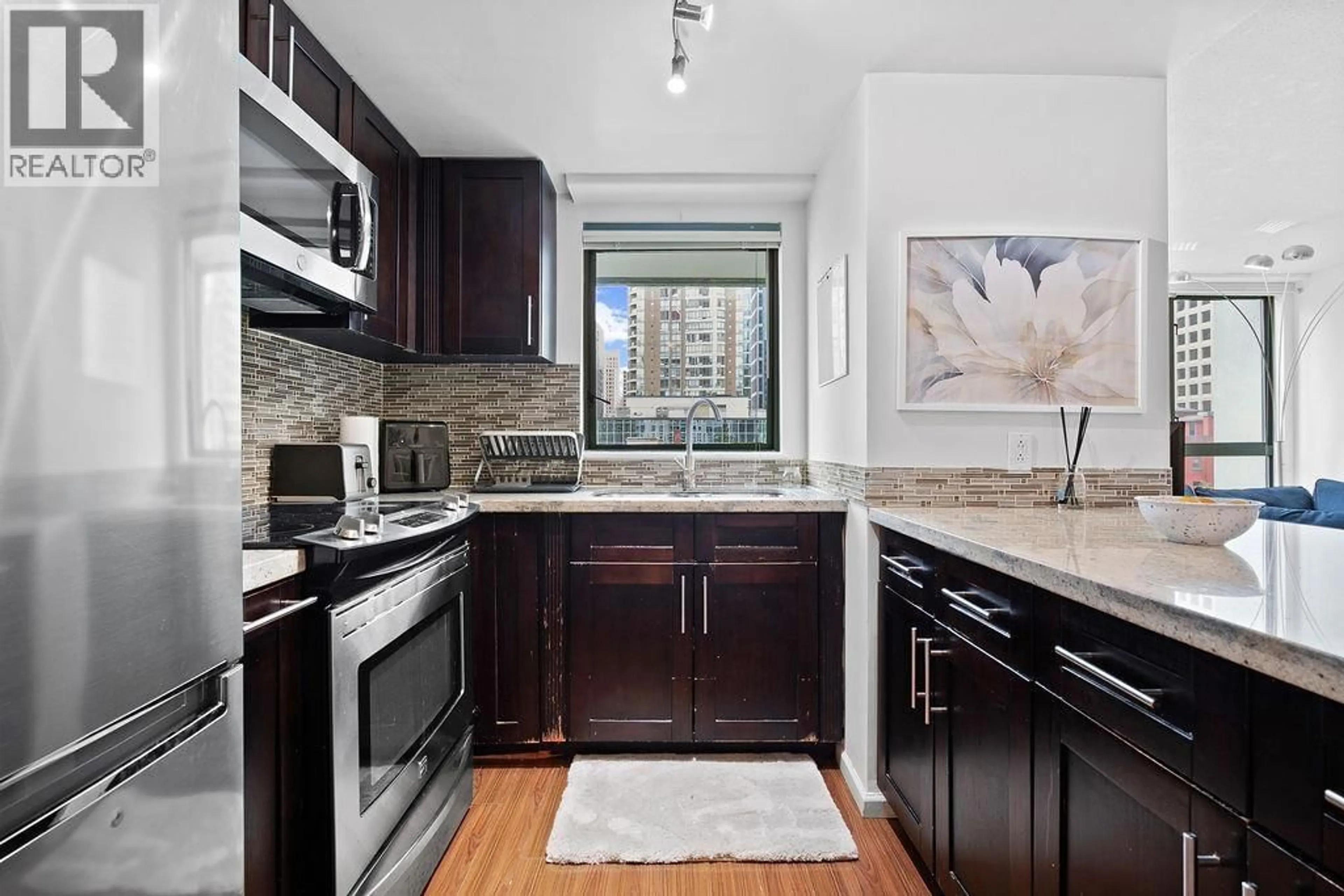 Standard kitchen, ceramic/tile floor for 1005 - 1238 MELVILLE STREET, Vancouver British Columbia V6E4N2