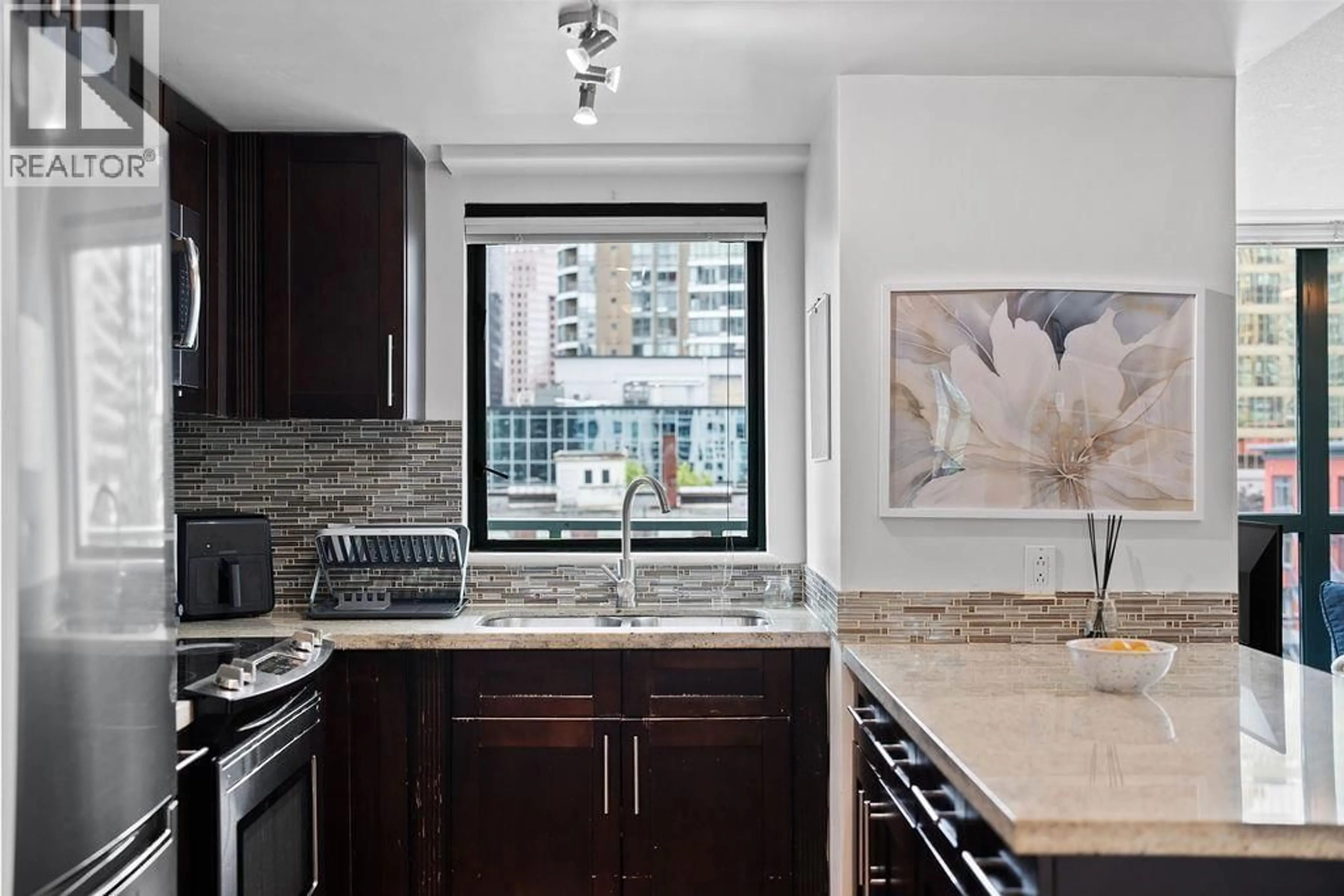 Standard kitchen, ceramic/tile floor for 1005 - 1238 MELVILLE STREET, Vancouver British Columbia V6E4N2