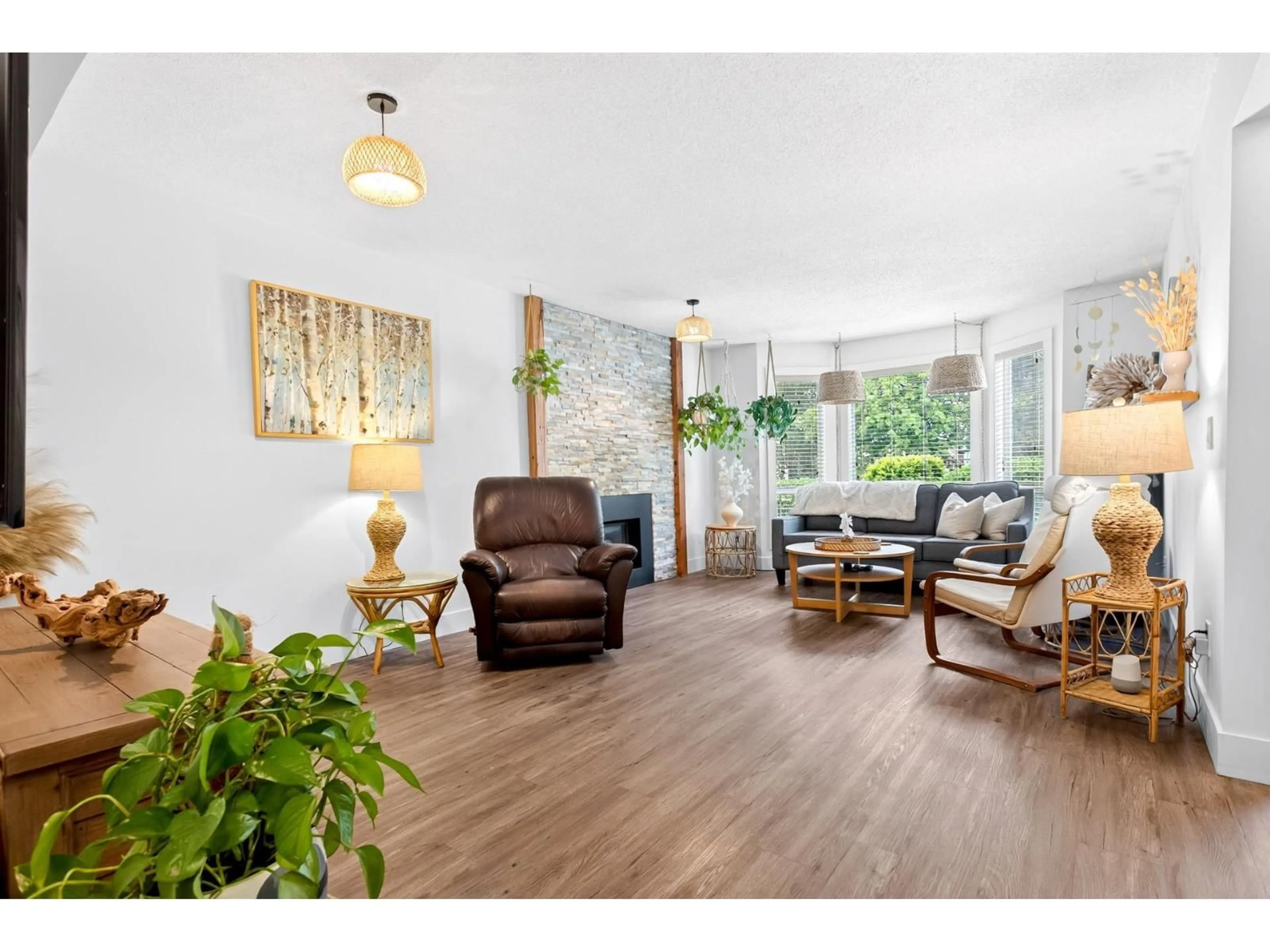 Living room with furniture, wood/laminate floor for 12846 73 AVENUE, Surrey British Columbia V3W9C1