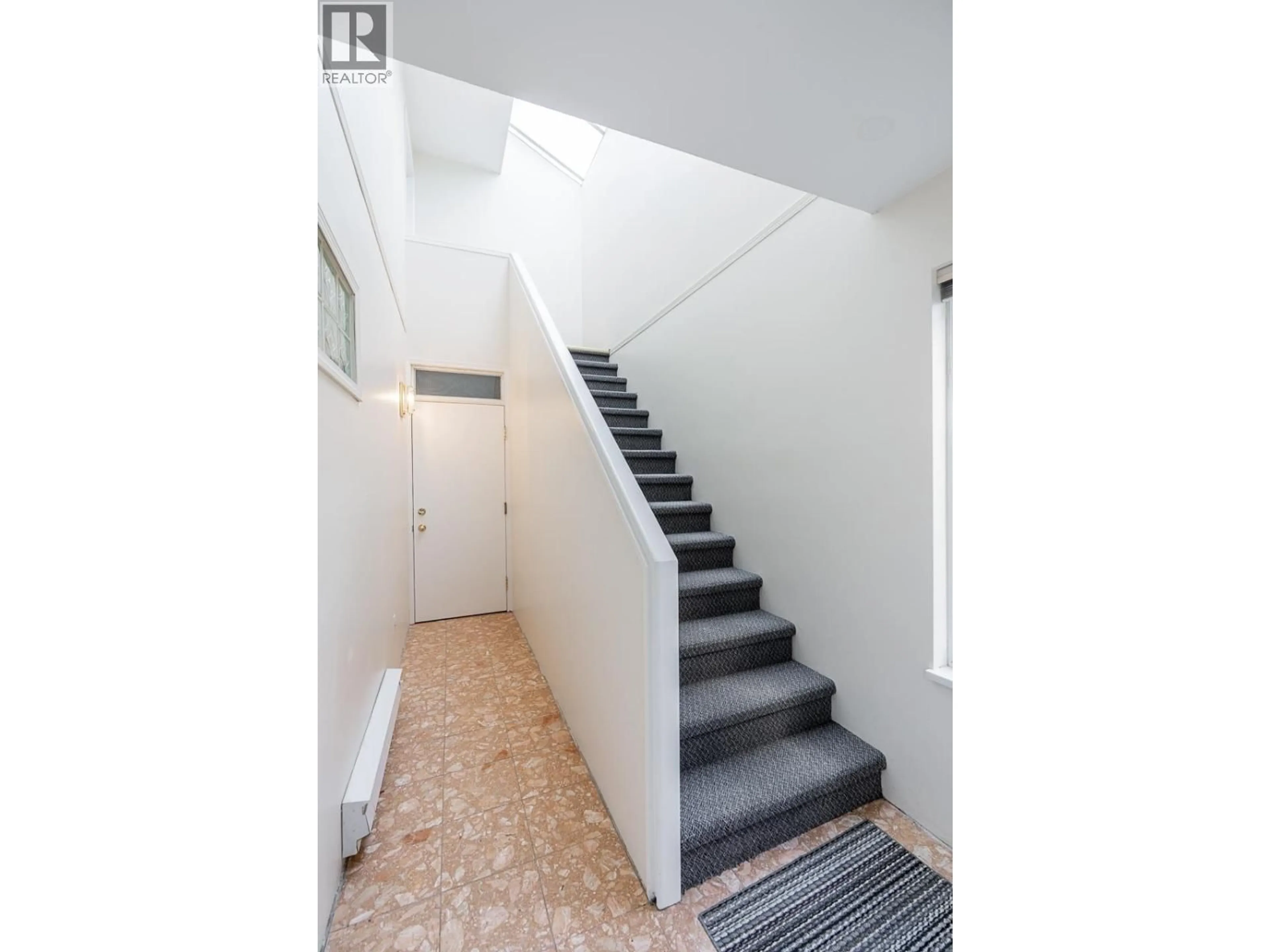 Stairs for 238 4TH STREET, North Vancouver British Columbia V7M1H7