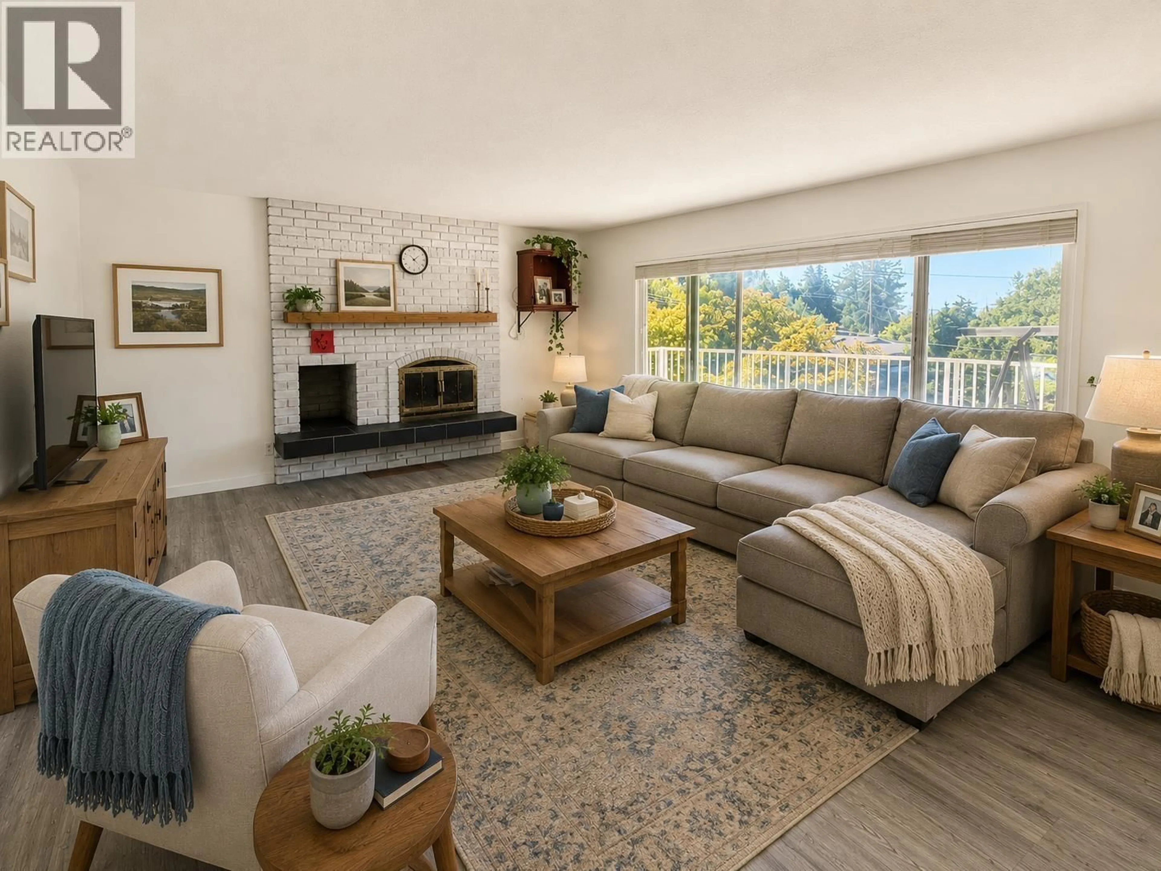 Living room with furniture, unknown for 6472 JASPER ROAD, Sechelt British Columbia V7Z0S6