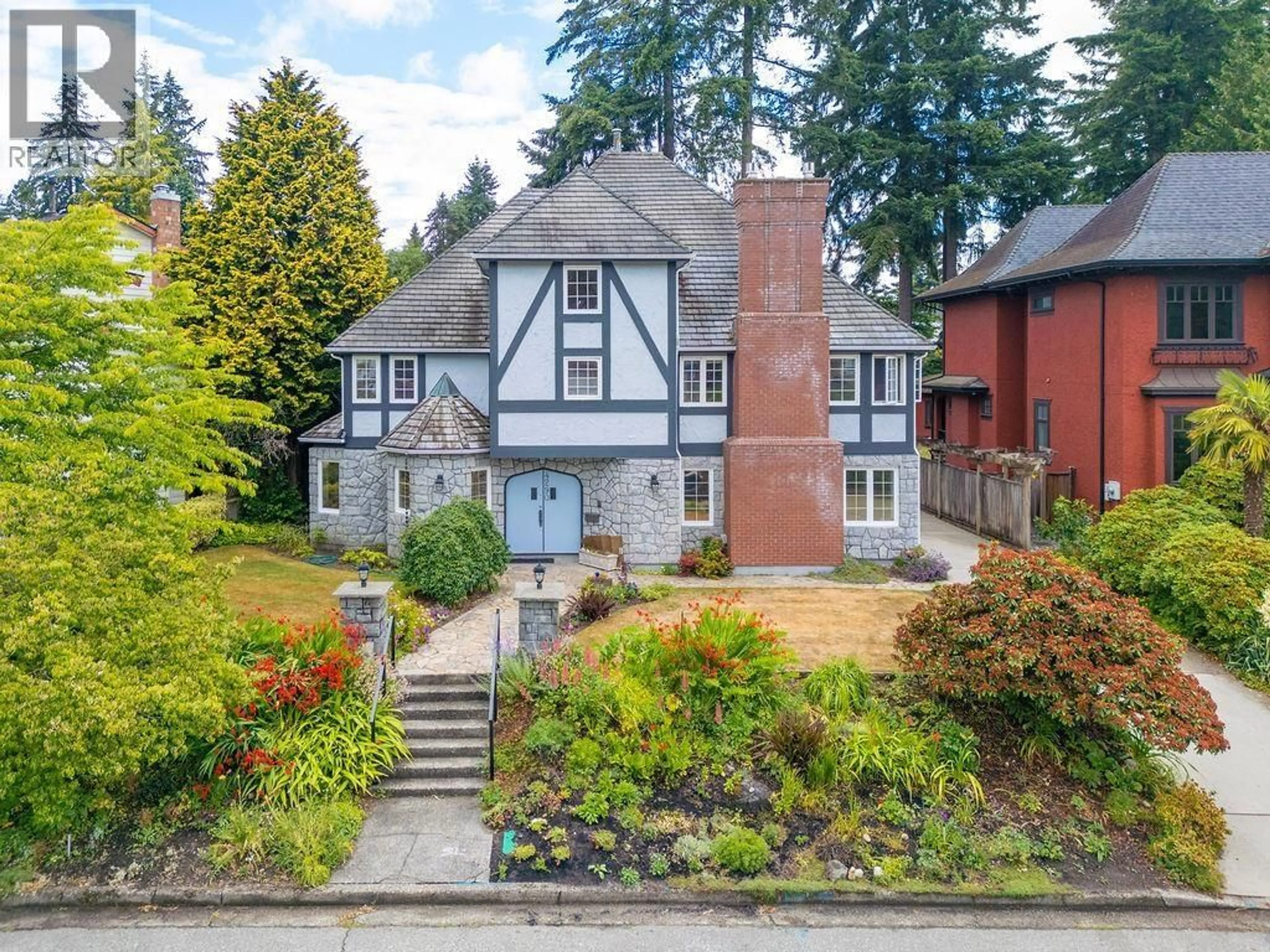 A pic from outside/outdoor area/front of a property/back of a property/a pic from drone, street for 4290 KEVIN PLACE, Vancouver British Columbia V6S2K8