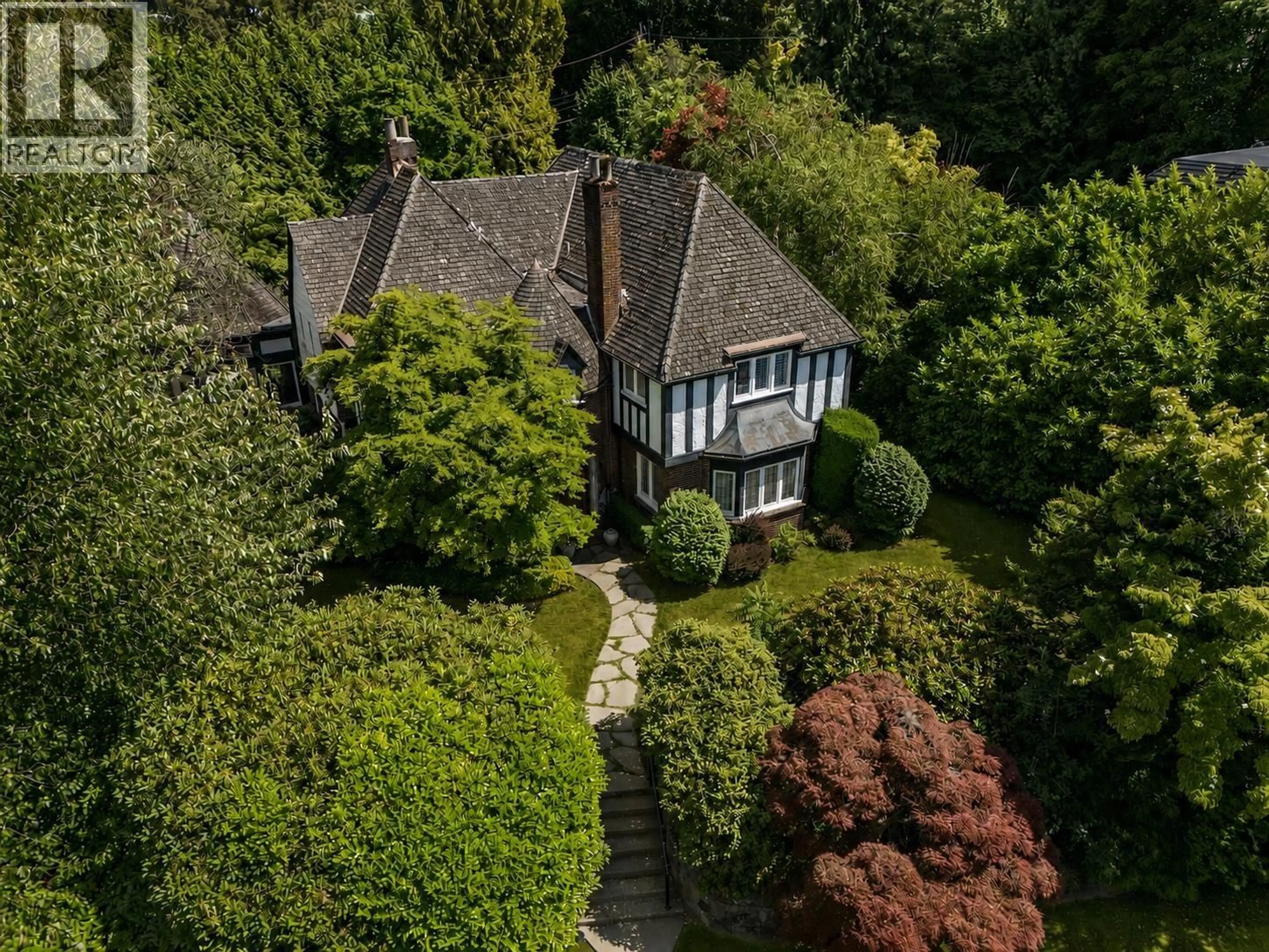A pic from outside/outdoor area/front of a property/back of a property/a pic from drone, street for 4576 CONNAUGHT DRIVE, Vancouver British Columbia V6J4E2