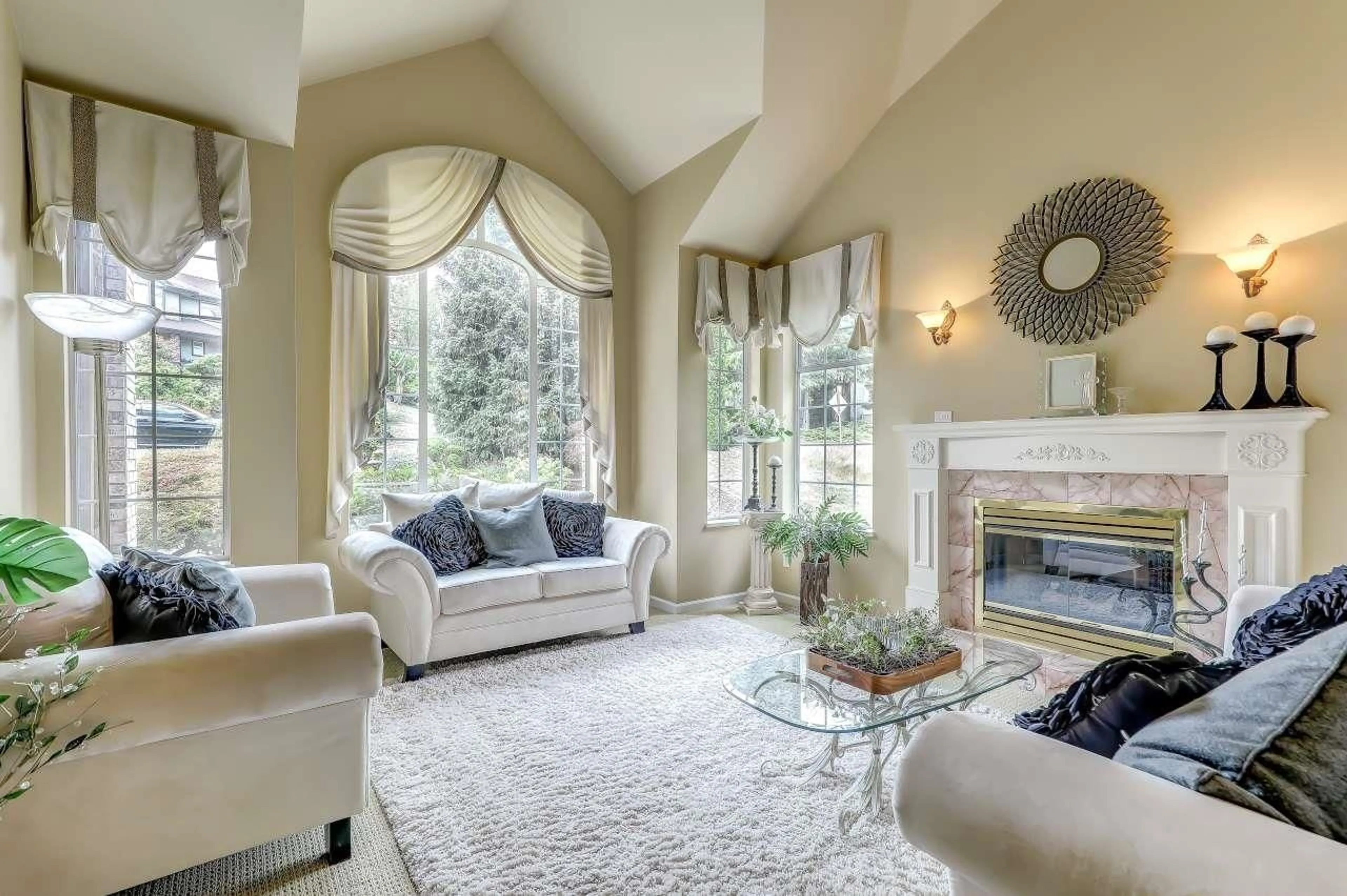 Living room with furniture, carpet floor for 16382 77 AVENUE, Surrey British Columbia V4N0K9