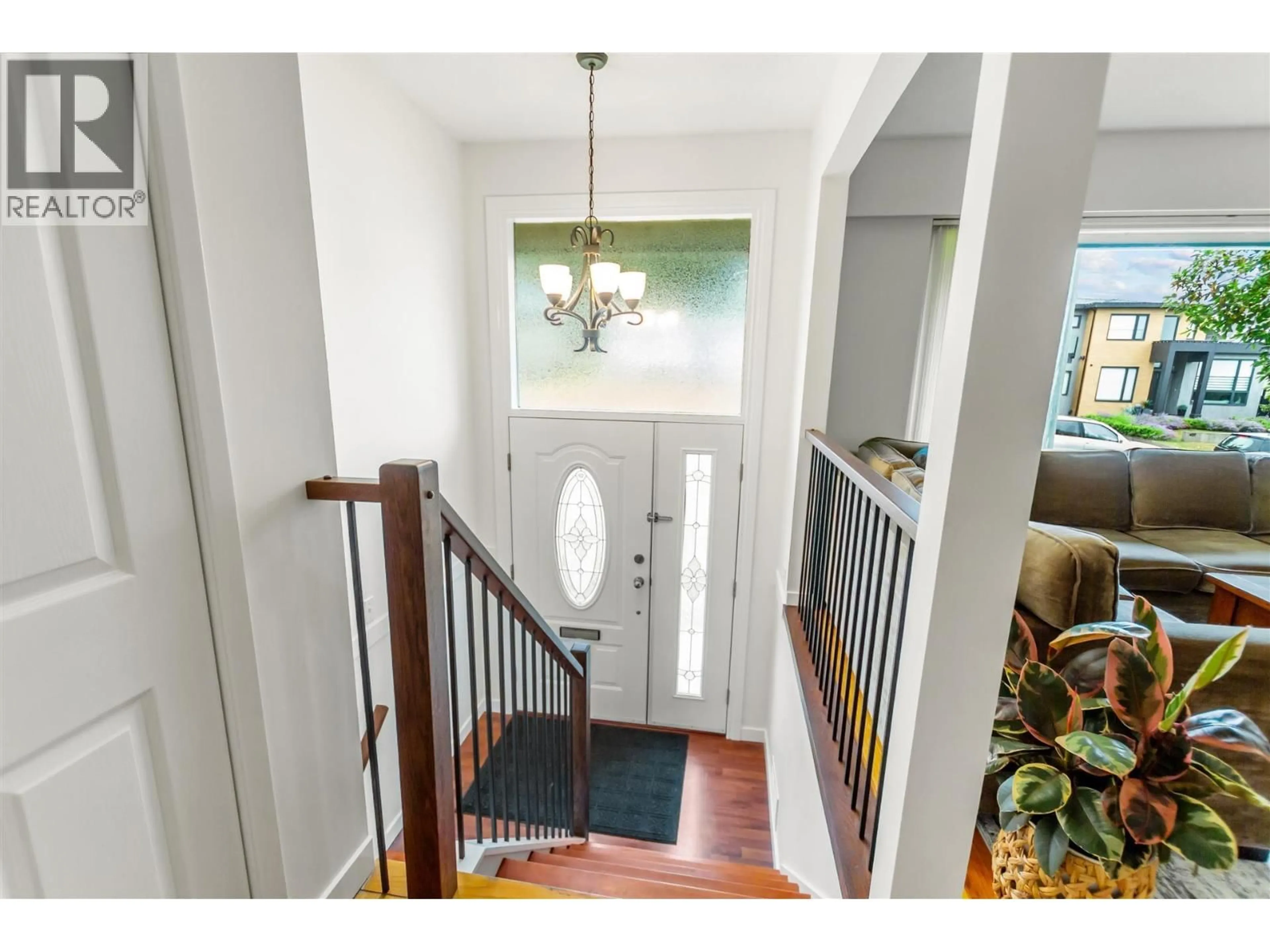 Indoor entryway for 444 LAKEVIEW STREET, Coquitlam British Columbia V3K5K8
