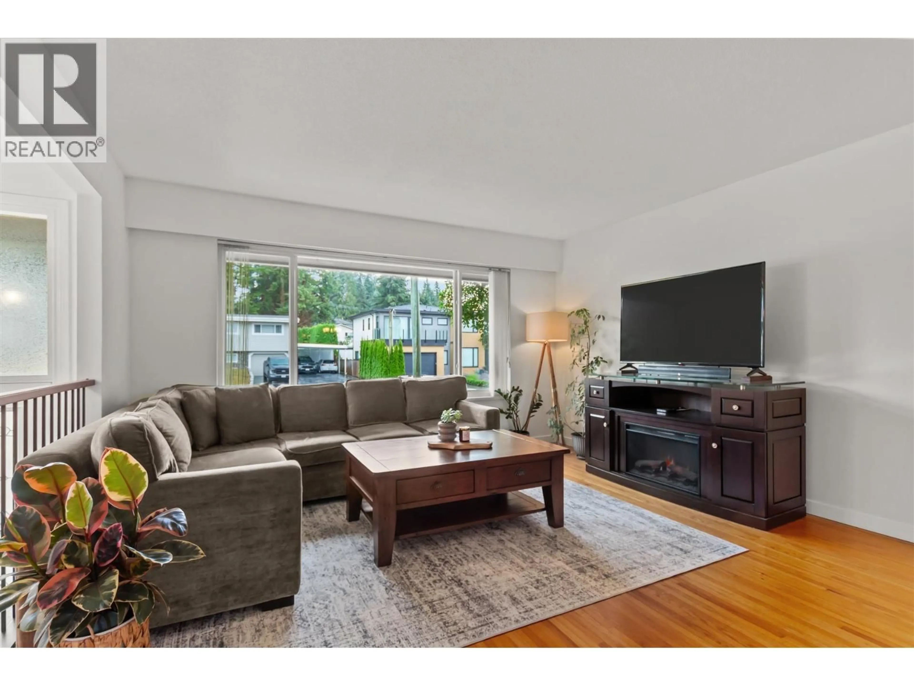 Living room with furniture, wood/laminate floor for 444 LAKEVIEW STREET, Coquitlam British Columbia V3K5K8
