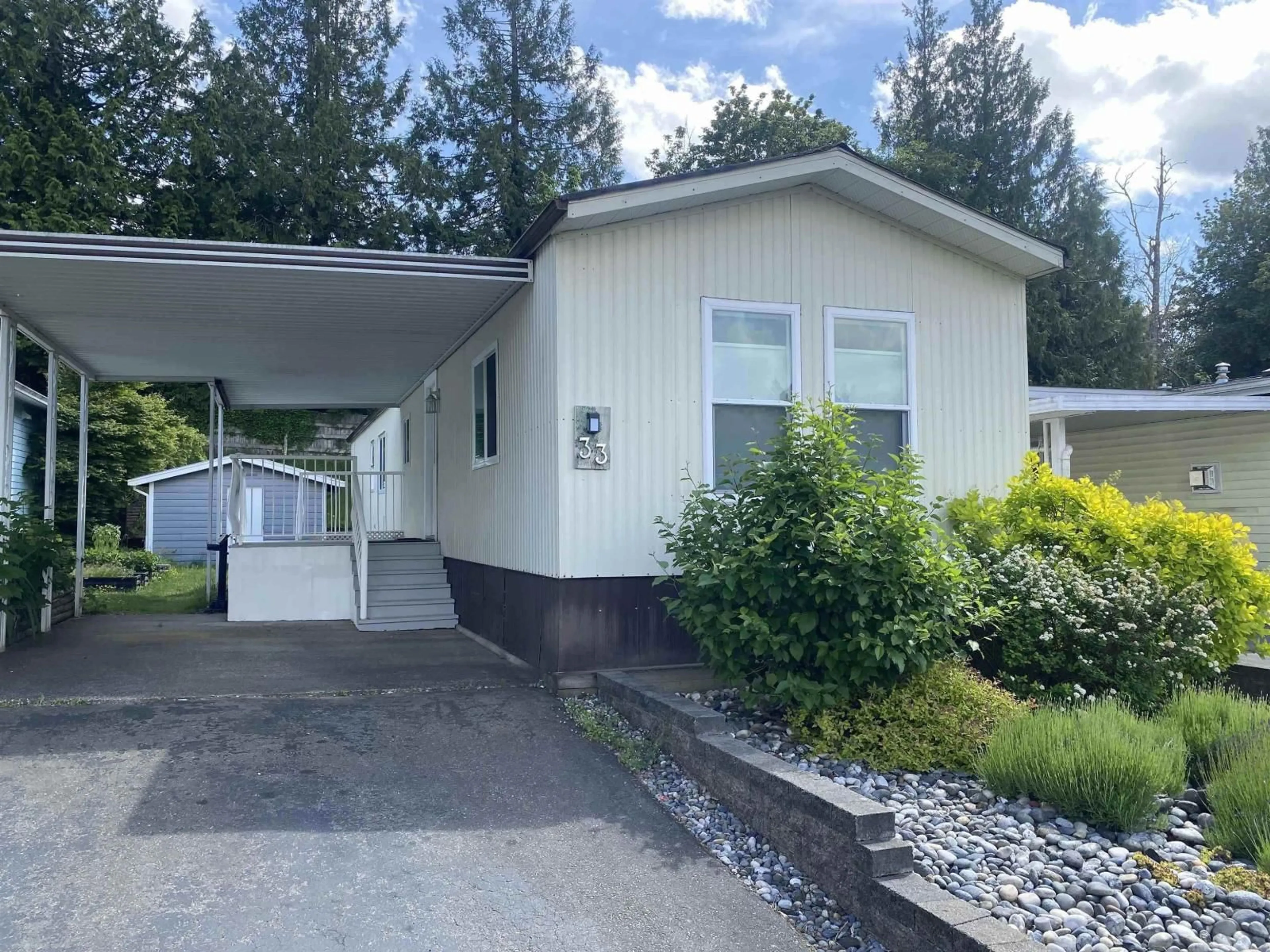 Home with vinyl exterior material, street for 33 - 2315 198 STREET, Langley British Columbia V2Z1Z1