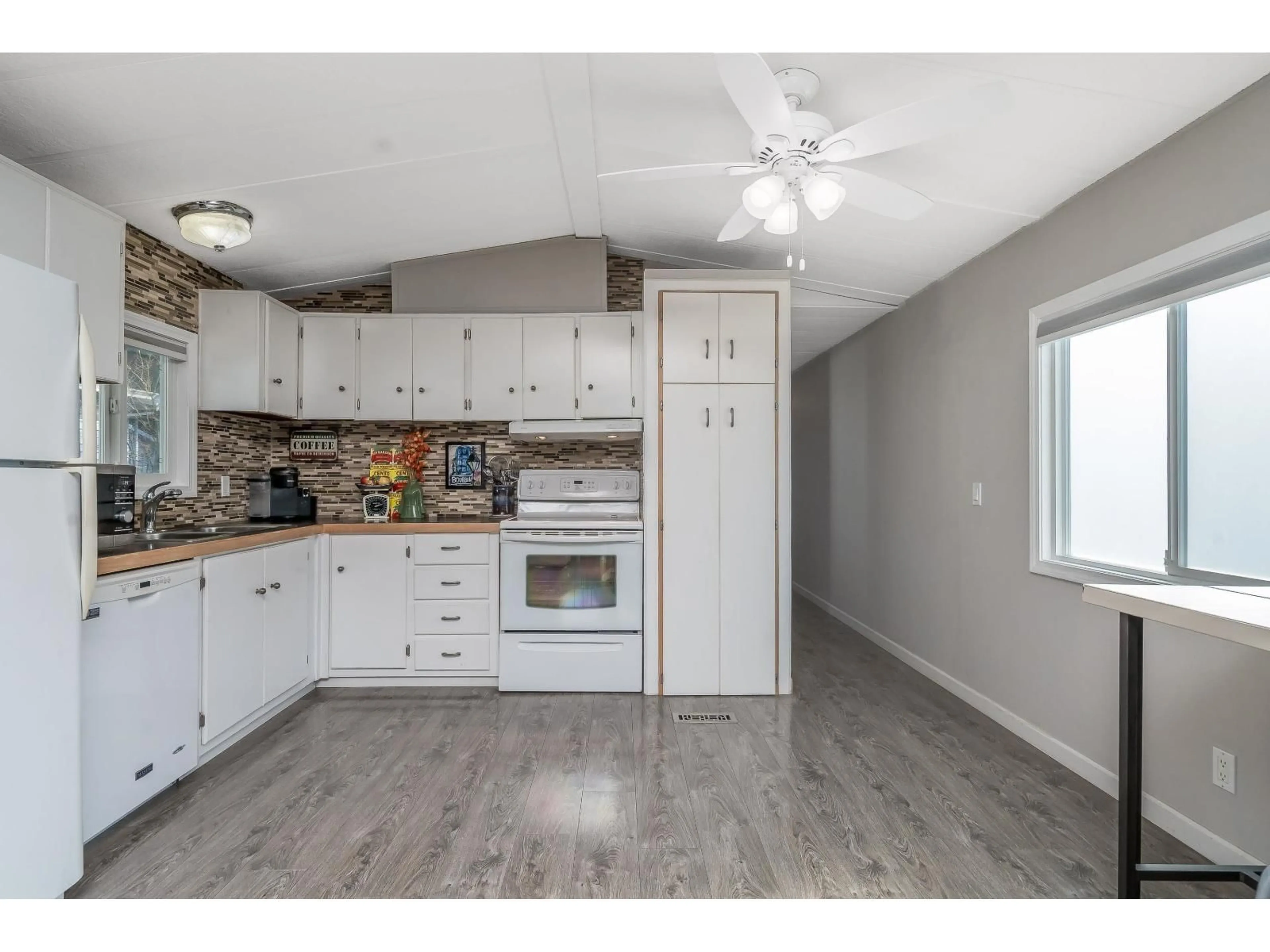 Open concept kitchen, wood/laminate floor for 33 - 2315 198 STREET, Langley British Columbia V2Z1Z1