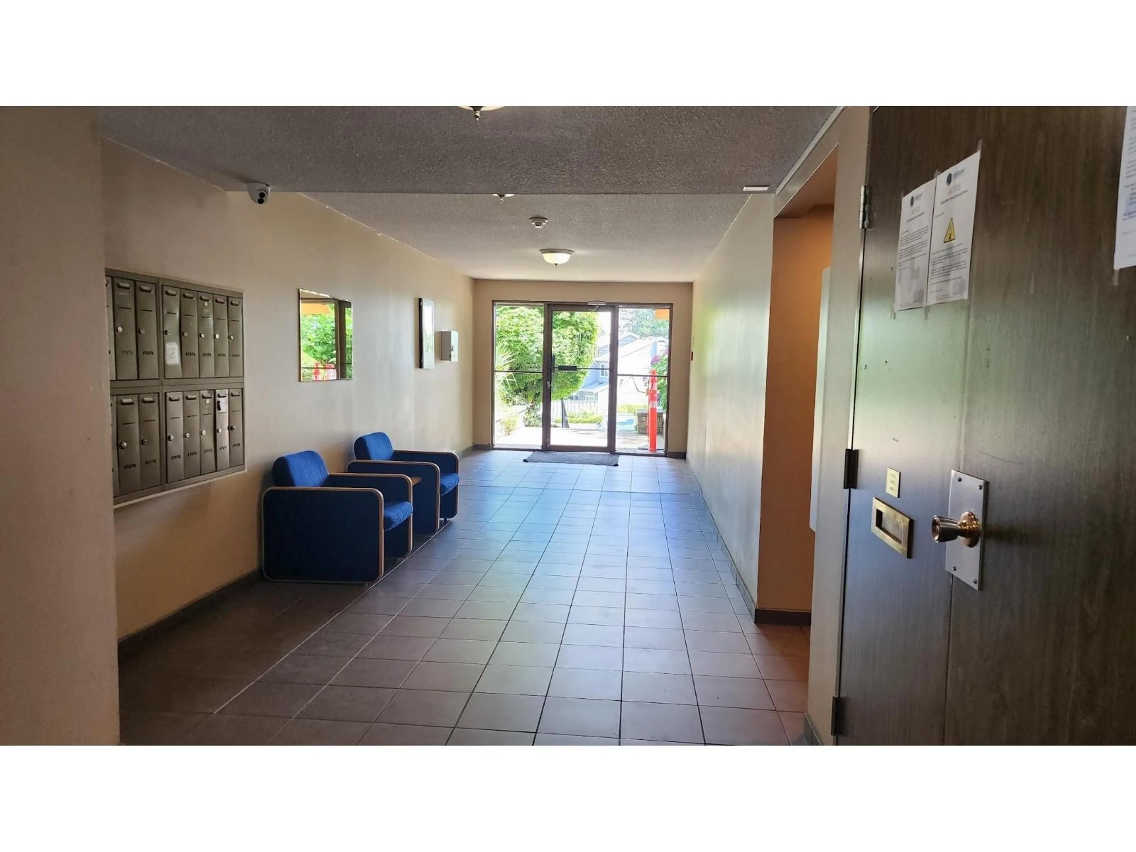 Indoor foyer for 306 - 9952 149 STREET, Surrey British Columbia V3R7W7