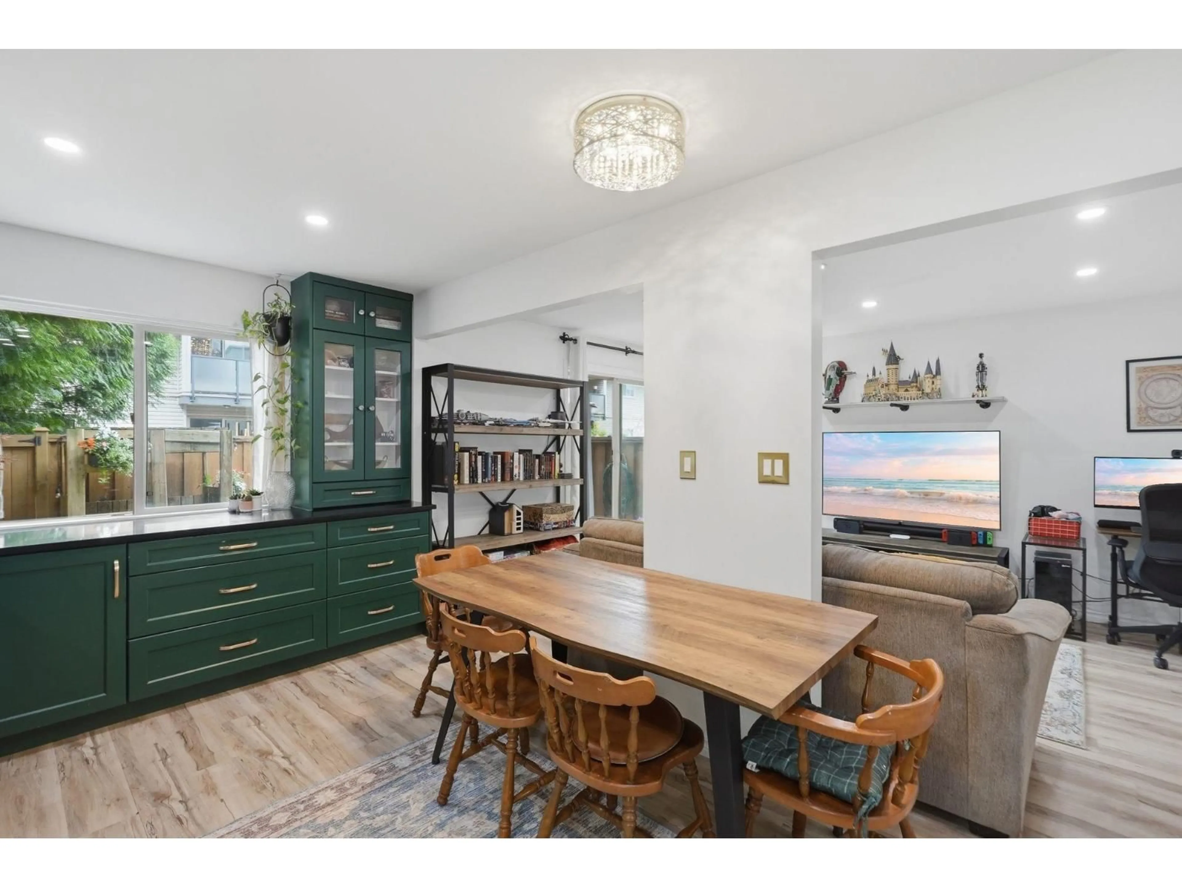 Open concept kitchen, wood/laminate floor for 140 - 27456 32 AVENUE, Langley British Columbia V4W3P3