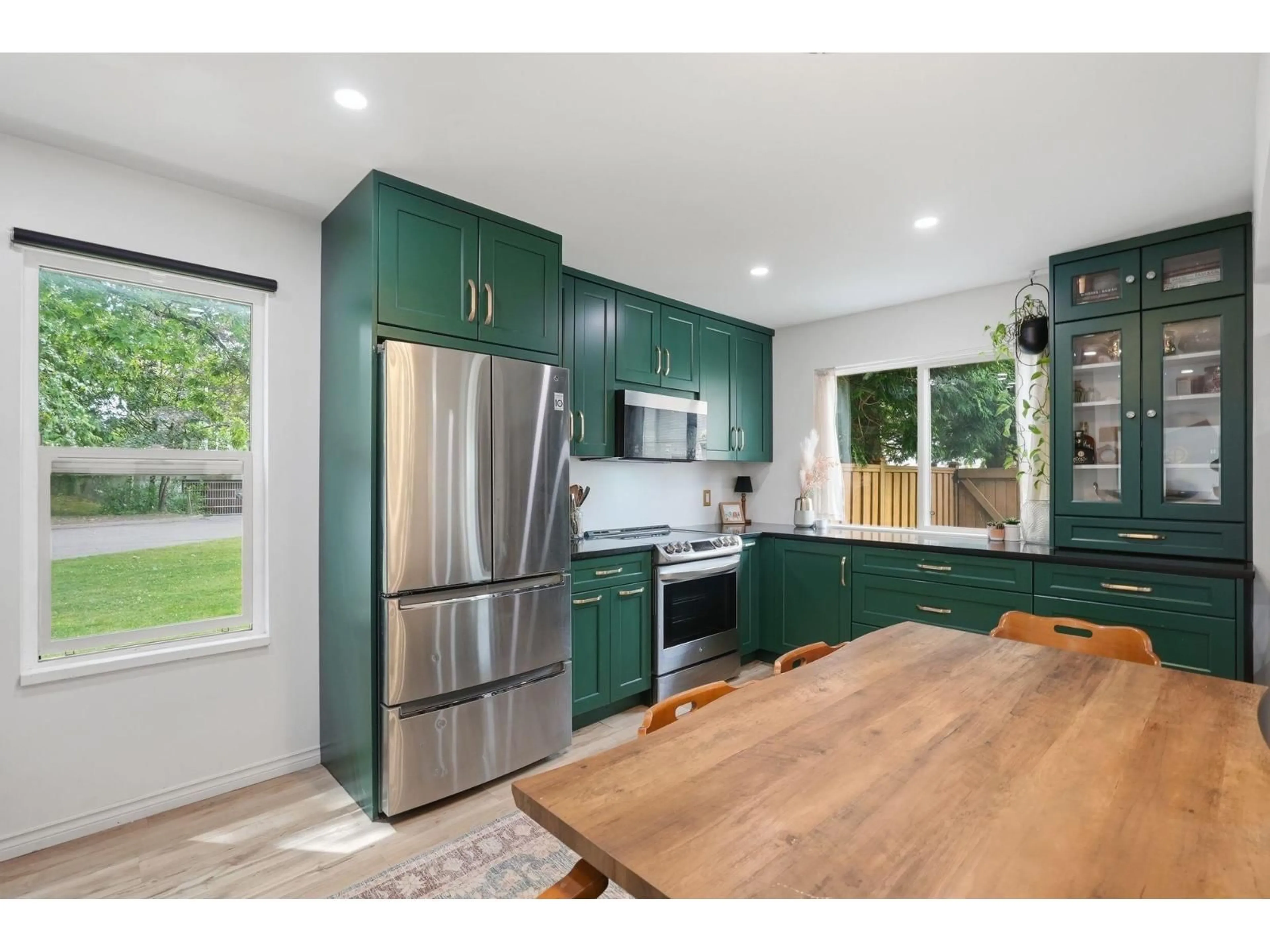 Open concept kitchen, wood/laminate floor for 140 - 27456 32 AVENUE, Langley British Columbia V4W3P3