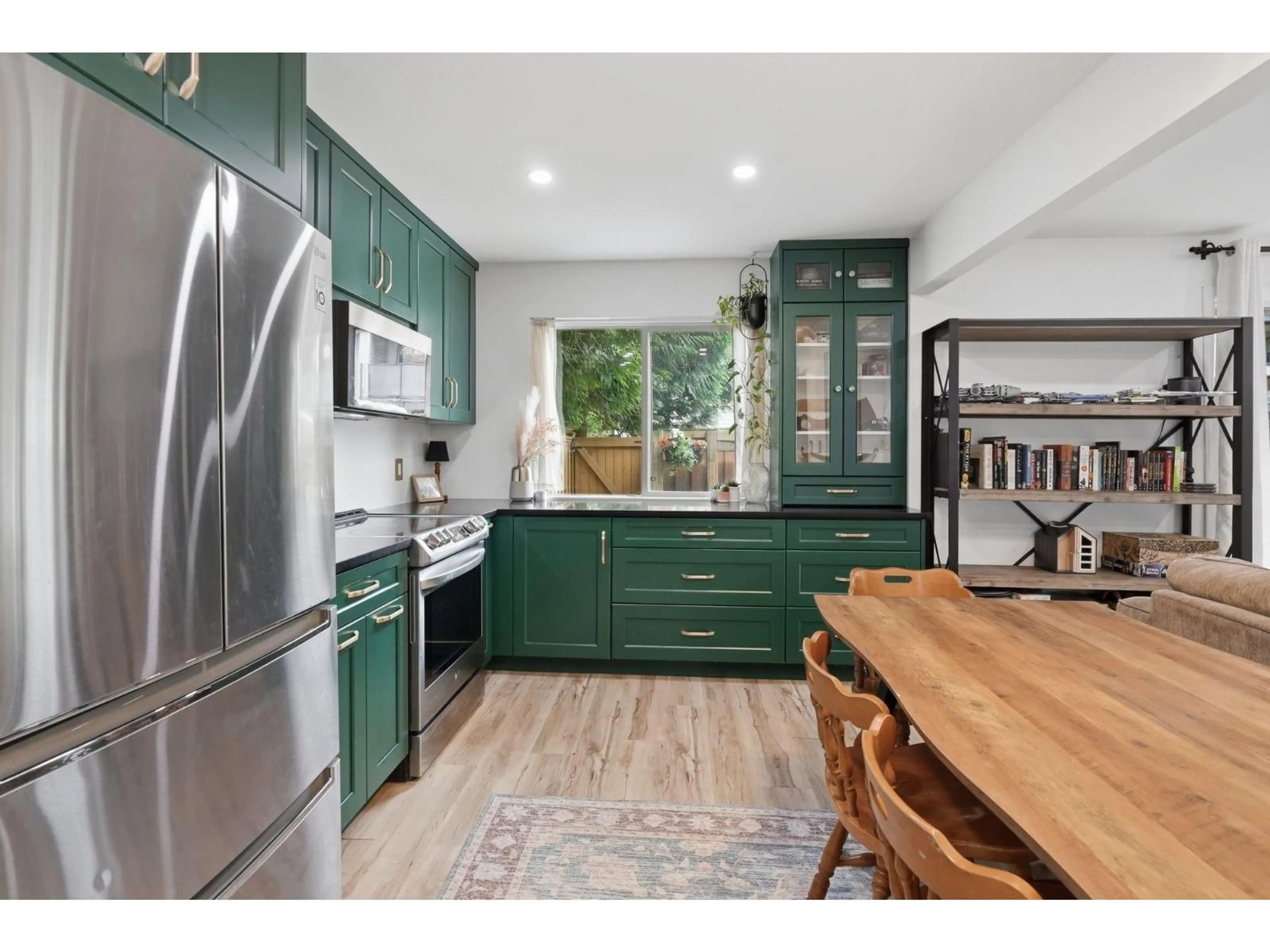 Open concept kitchen, wood/laminate floor for 140 - 27456 32 AVENUE, Langley British Columbia V4W3P3