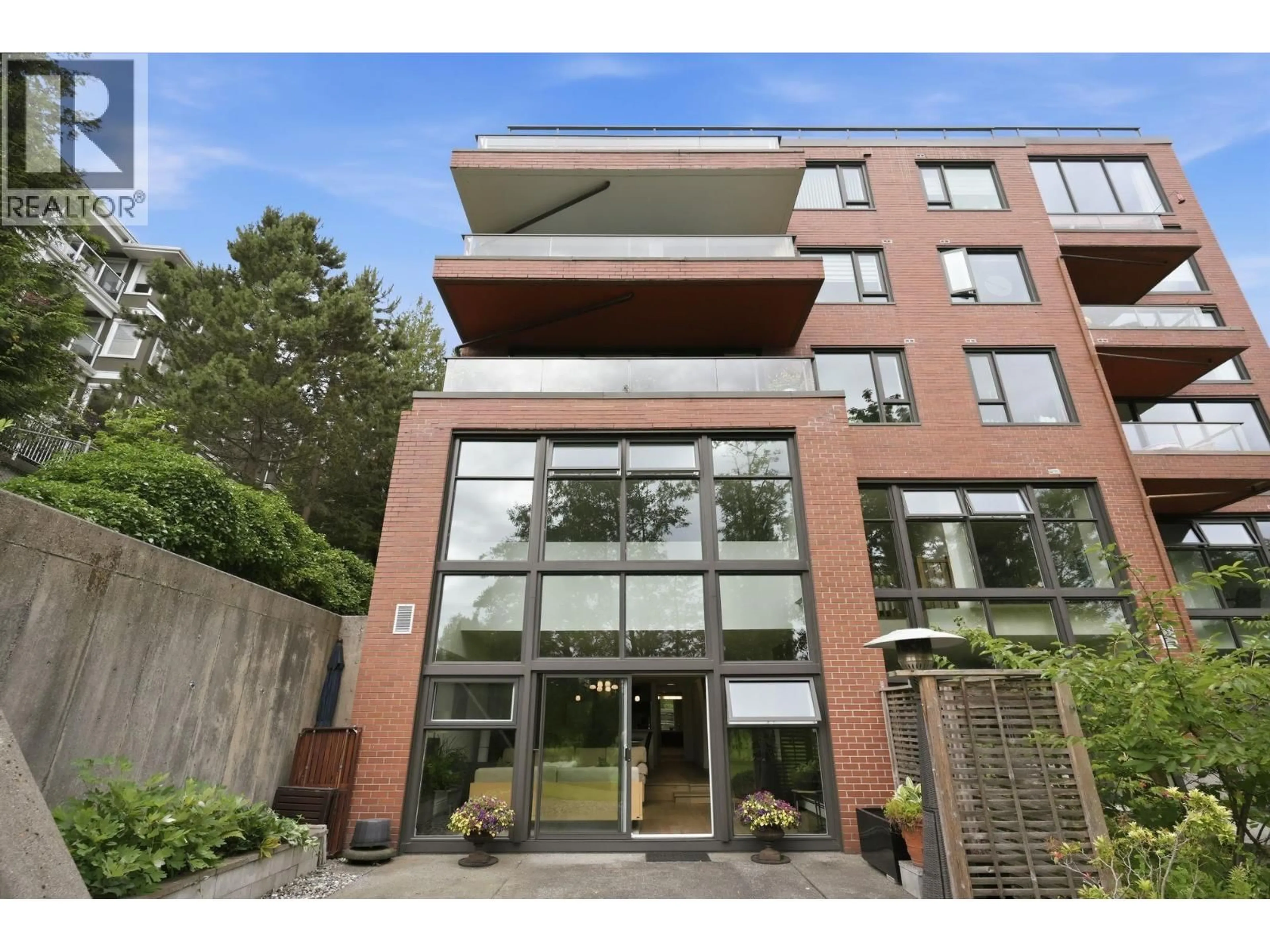 Indoor foyer for 101 - 1350 VIEW CRESCENT, Delta British Columbia V4L2K3