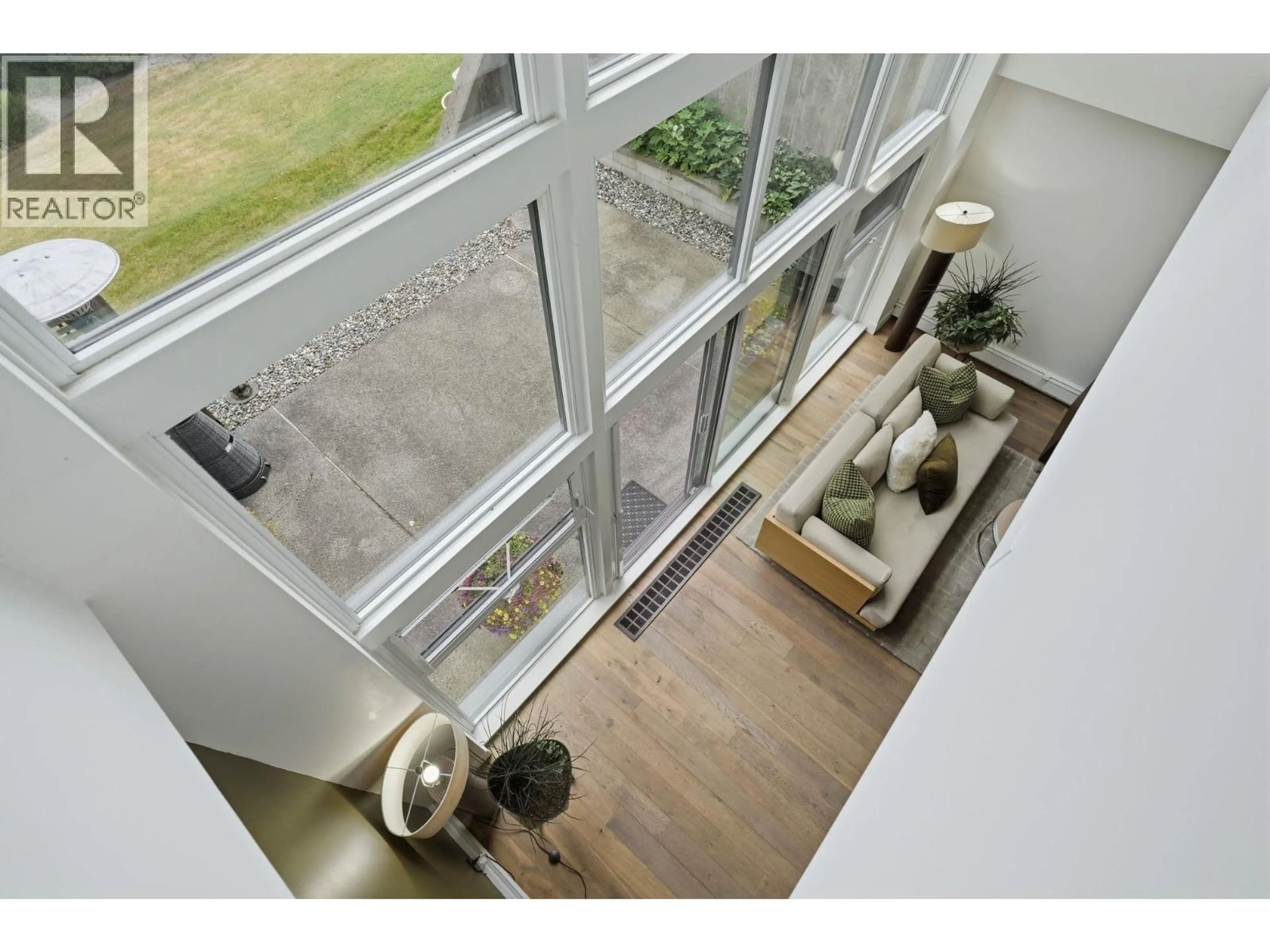 Indoor foyer for 101 - 1350 VIEW CRESCENT, Delta British Columbia V4L2K3