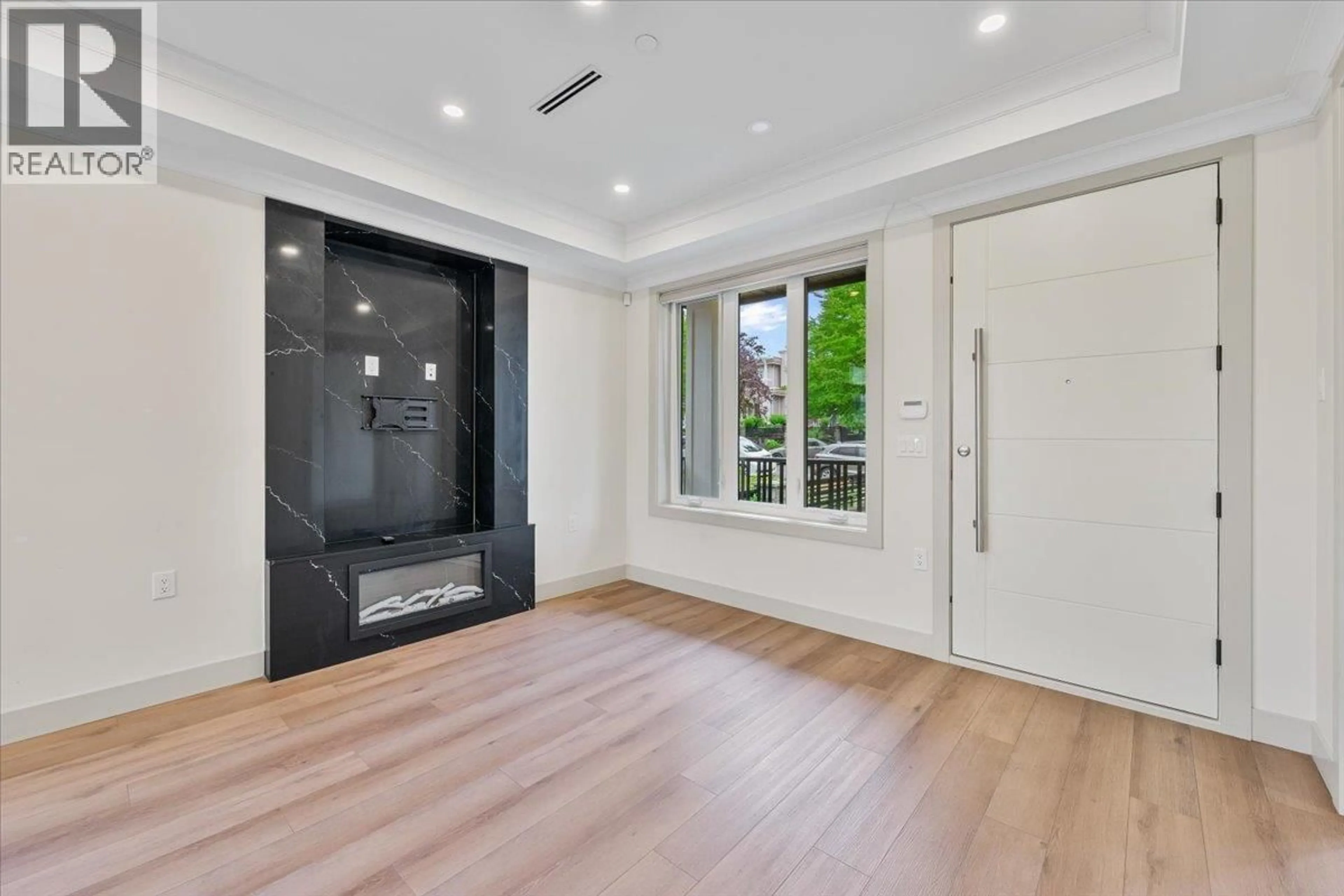 Indoor entryway for 3179 16TH AVENUE, Vancouver British Columbia V5M2M7