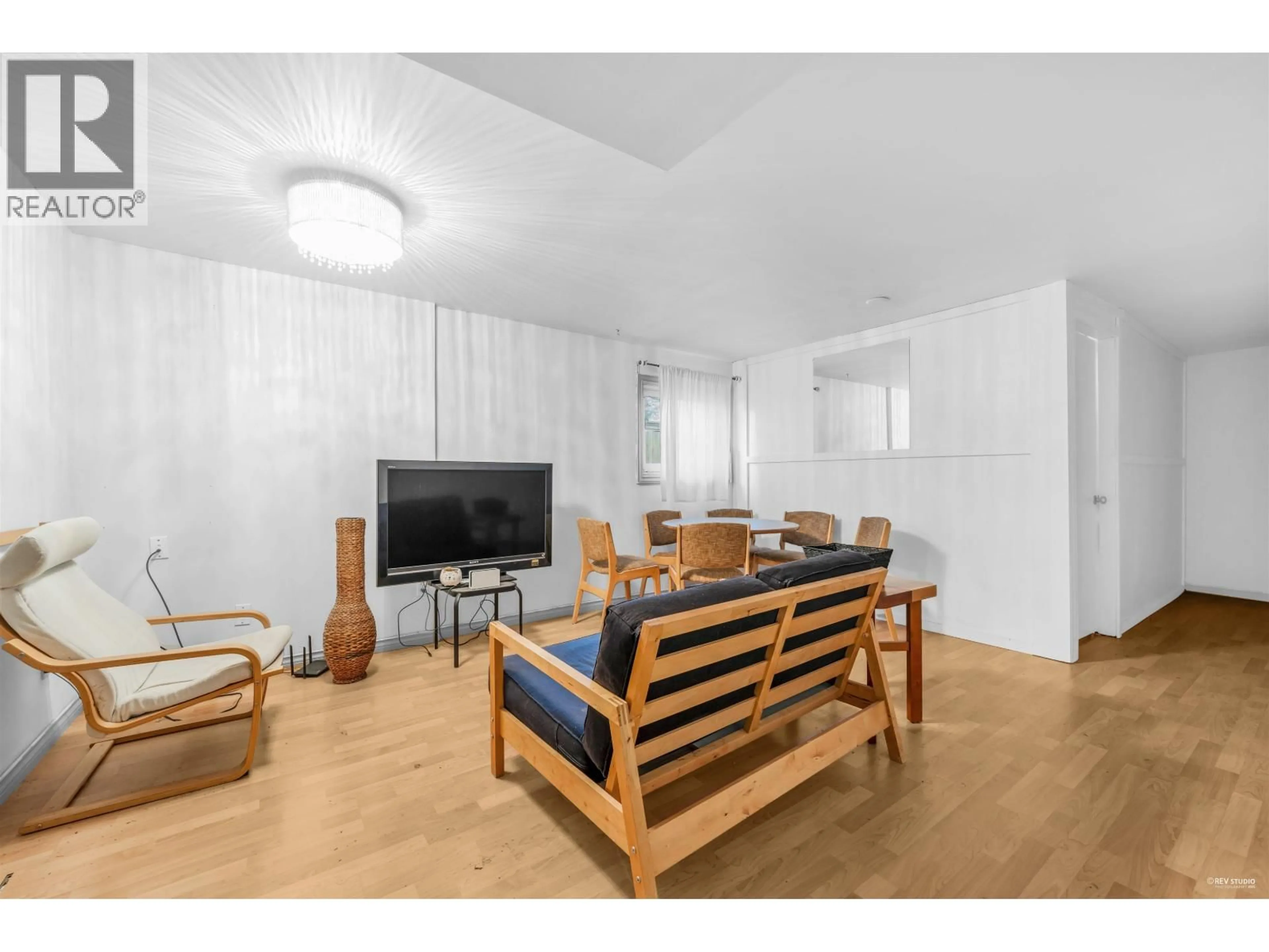 Living room with furniture, wood/laminate floor for 6519 CYPRESS STREET, Vancouver British Columbia V6P5L5